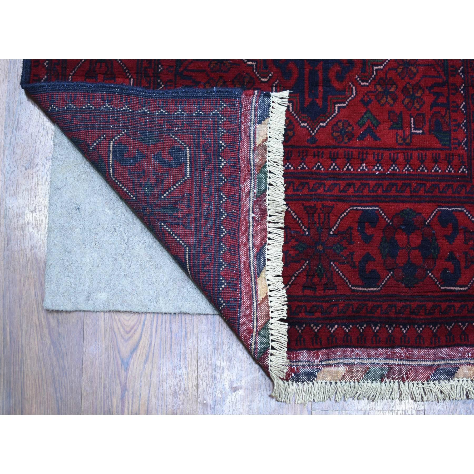 Si tratta di un autentico esemplare unico di Khamyab afgano rosso intenso e saturo con medaglioni geometrici, morbido e lucido tappeto orientale in lana annodato a mano. È stato annodato per mesi e mesi con tecniche artigianali di tessitura
