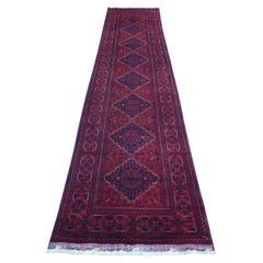 2'7"x13' Tiefroter, afghanischer Khamyab-Läufer aus weicher Wolle, handgeknüpft