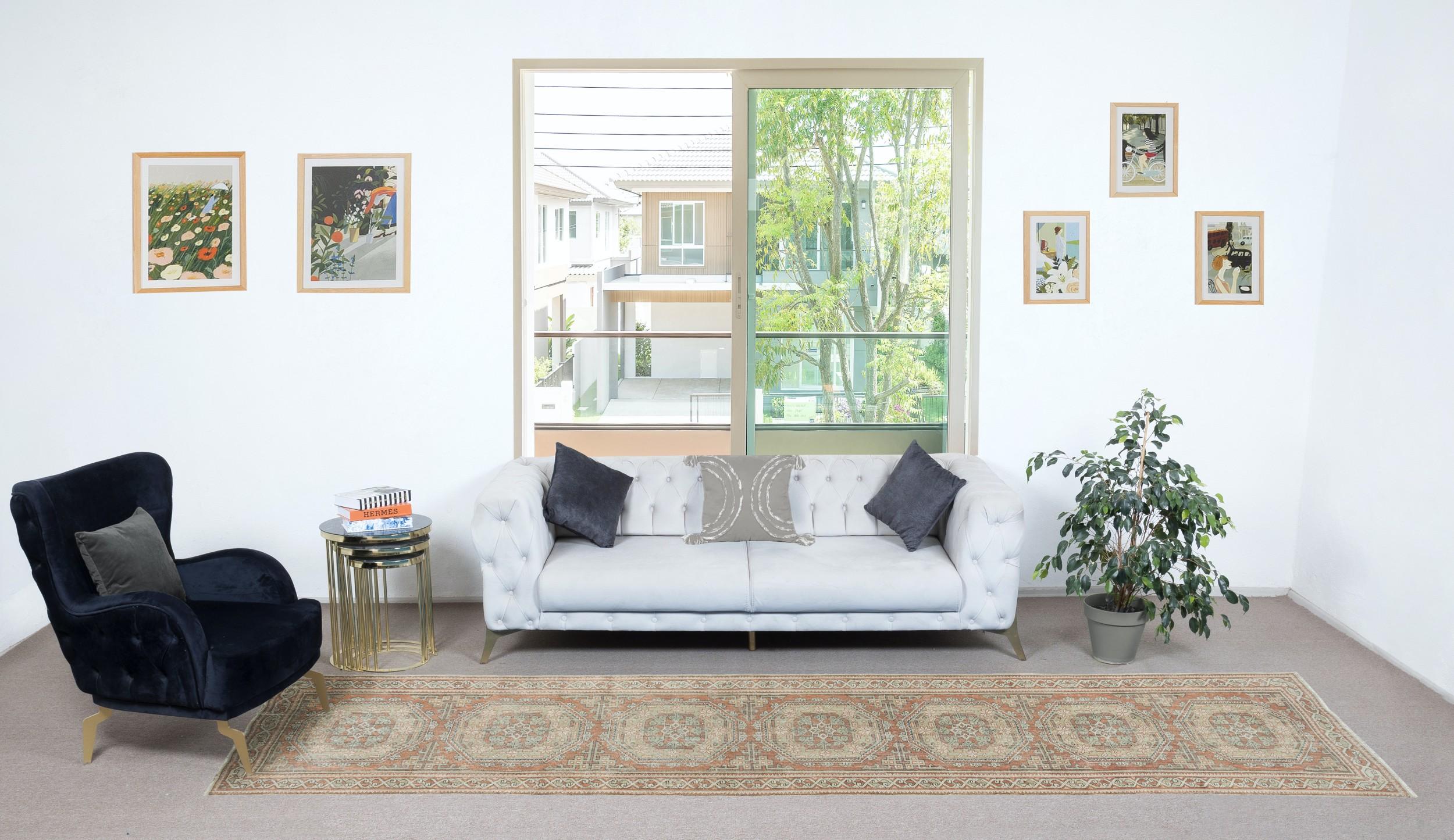 Aggiungi un tocco di eleganza senza tempo alla tua casa con questo tradizionale tappeto runner turco vintage fatto a mano, meticolosamente annodato da abili artigiani con una lussuosa miscela di lana e cotone.

Il vello in lana al 100% offre una