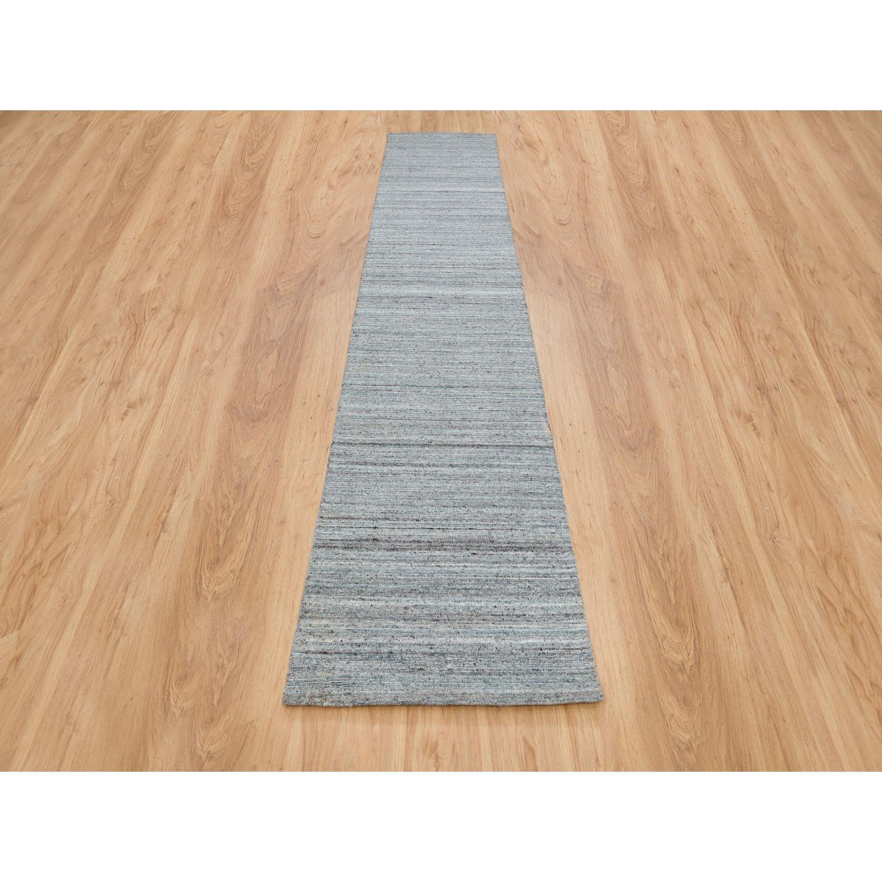 Dies ist eine wirklich echte one-of-a-kind Arsenic Gray, reine Wolle dick und Plüsch, Hand gewebt, natürliche Farbstoffe, moderne Striae Design, Ton in Ton, Läufer Orientteppich
Primäre MATERIALIEN: Wolle
Latex: Kein Flor 
Höhe: 0,25 Zoll
Stil: