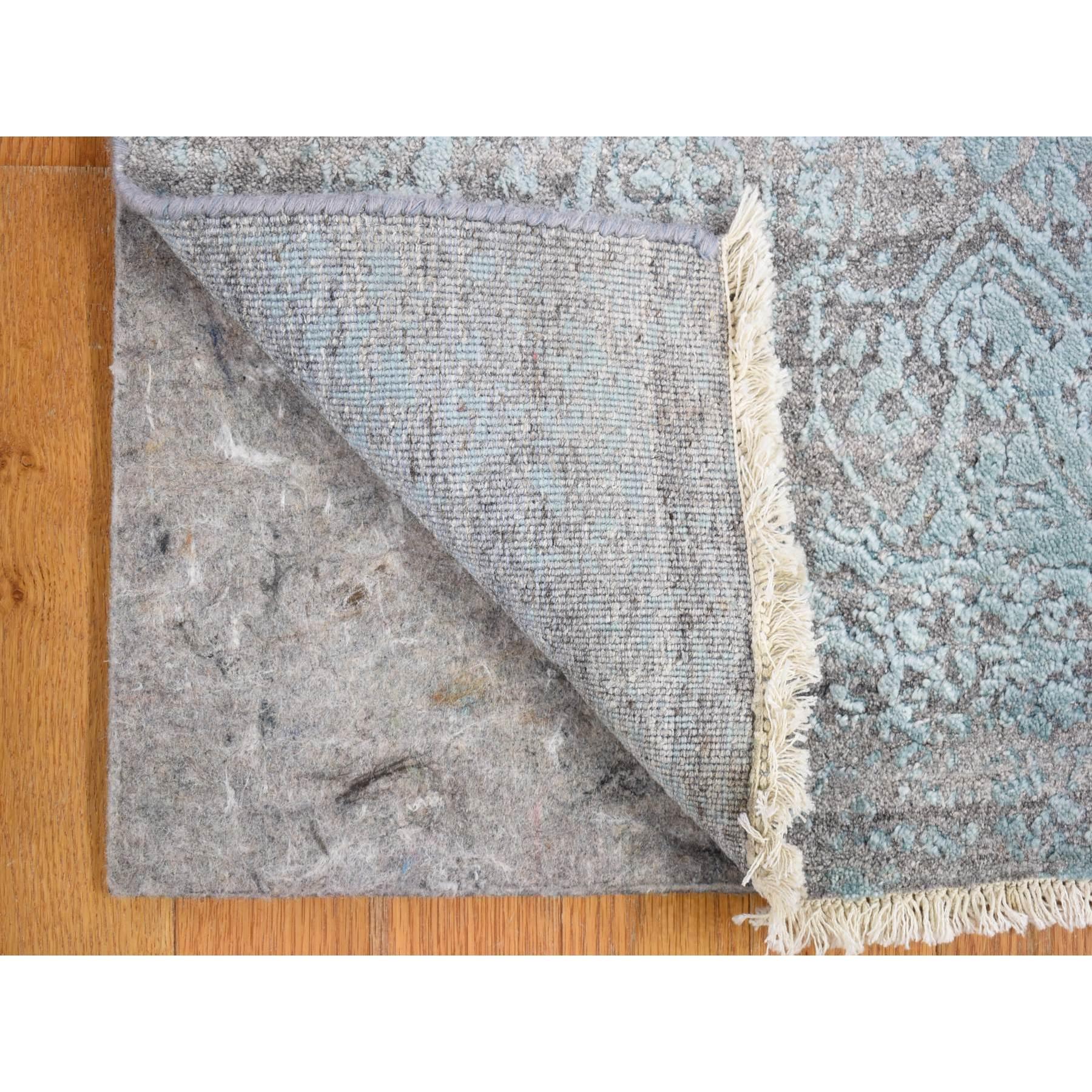 Il s'agit d'un véritable tapis de course Oriental XL en laine bleu clair et soie pure, noué à la main, au design persan brisé. Il a été noué pendant des mois et des mois selon les techniques artisanales de tissage séculaires par des
