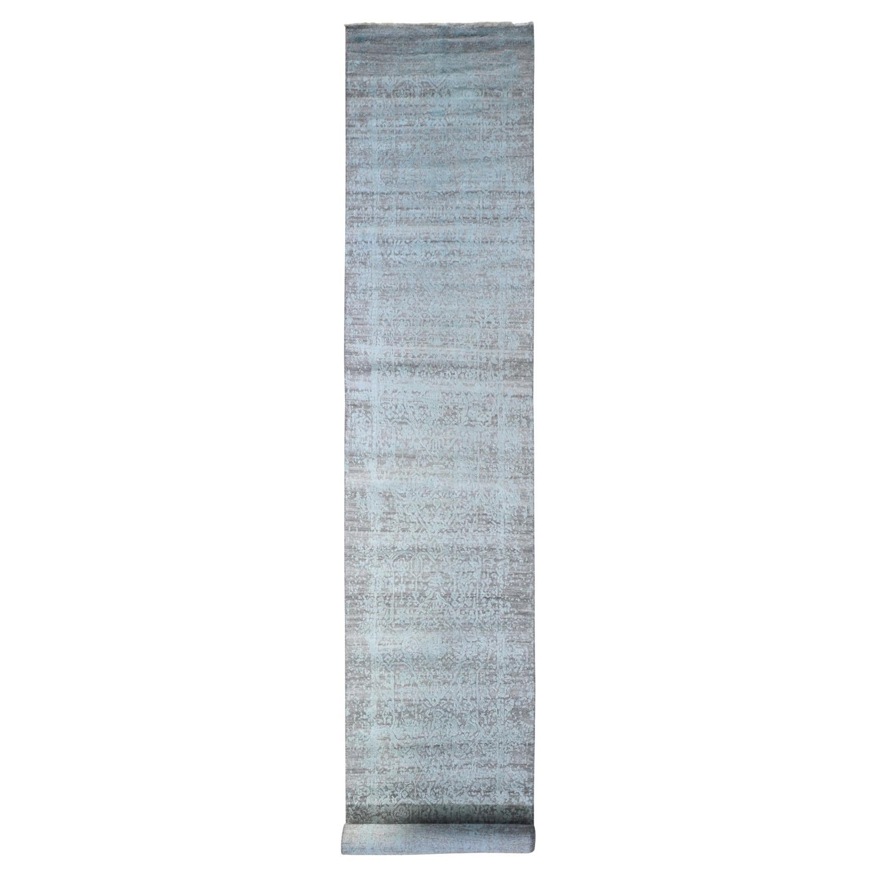 2'7 "x14' Tapis de course vert en laine et soie à motifs persans brisés, noué à la main en vente