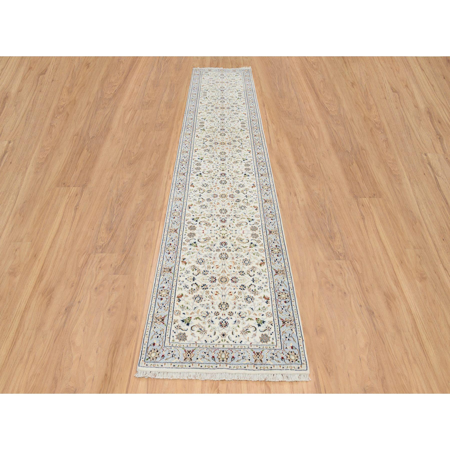 Il s'agit d'un véritable tapis d'Orient en ivoire, noué à la main, Nain, avec un motif de fleurs, 250 KPSI de laine. Il a été noué pendant des mois et des mois selon des techniques de tissage séculaires par des artisans experts.
Matières premières :