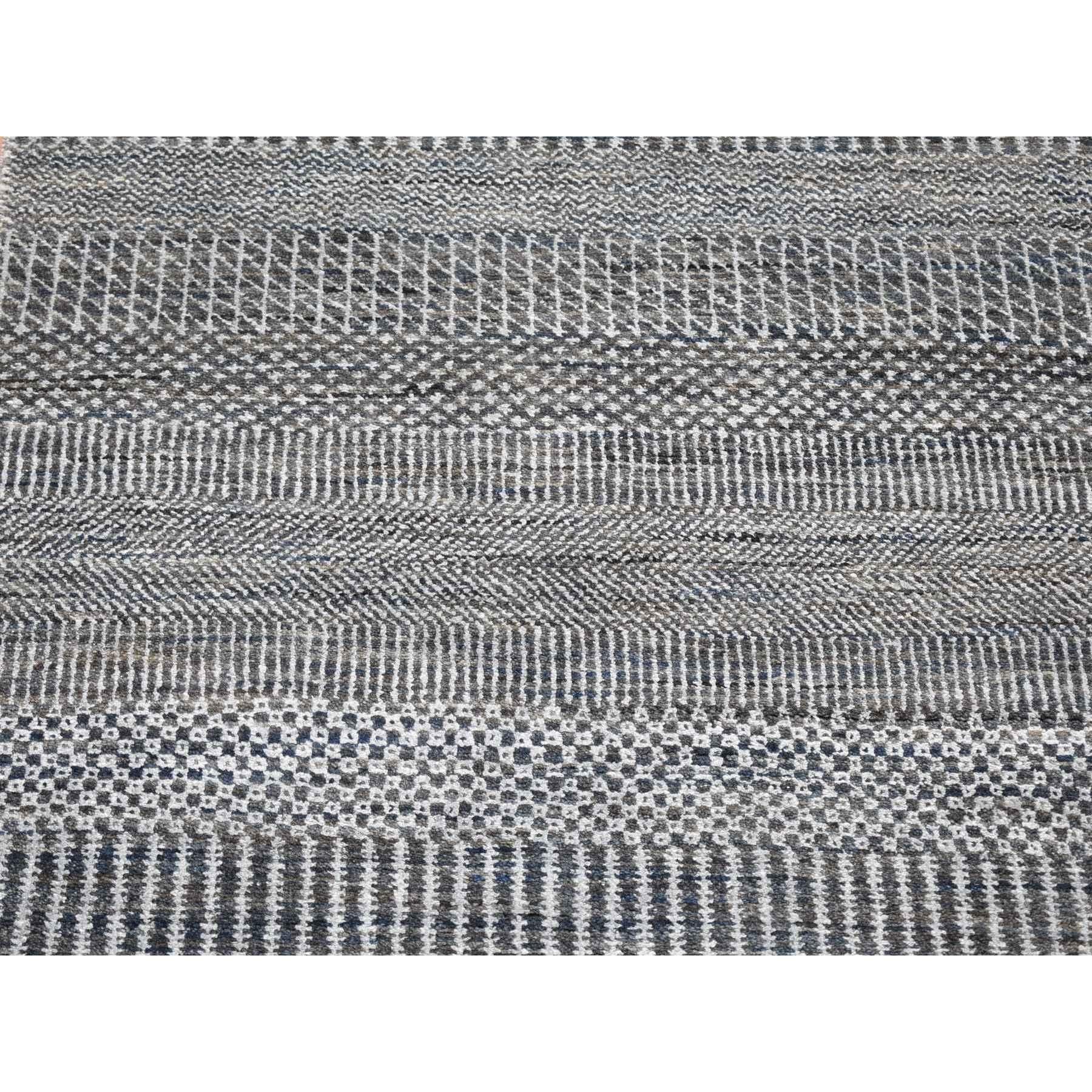 Si tratta di un autentico tappeto orientale unico nel suo genere, di colore nero antracite, dal design moderno a erba, densamente intrecciato con lana e seta e annodato a mano. È stato annodato per mesi e mesi con tecniche artigianali di tessitura
