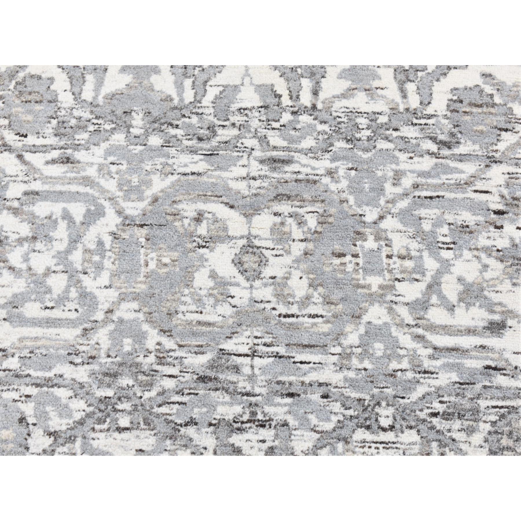 Il s'agit d'un véritable tapis d'Orient Ivoire, Oushak aux couleurs douces, noué à la main en laine naturelle non teintée. Il a été noué pendant des mois et des mois selon des techniques de tissage séculaires par des artisans experts.
Matières