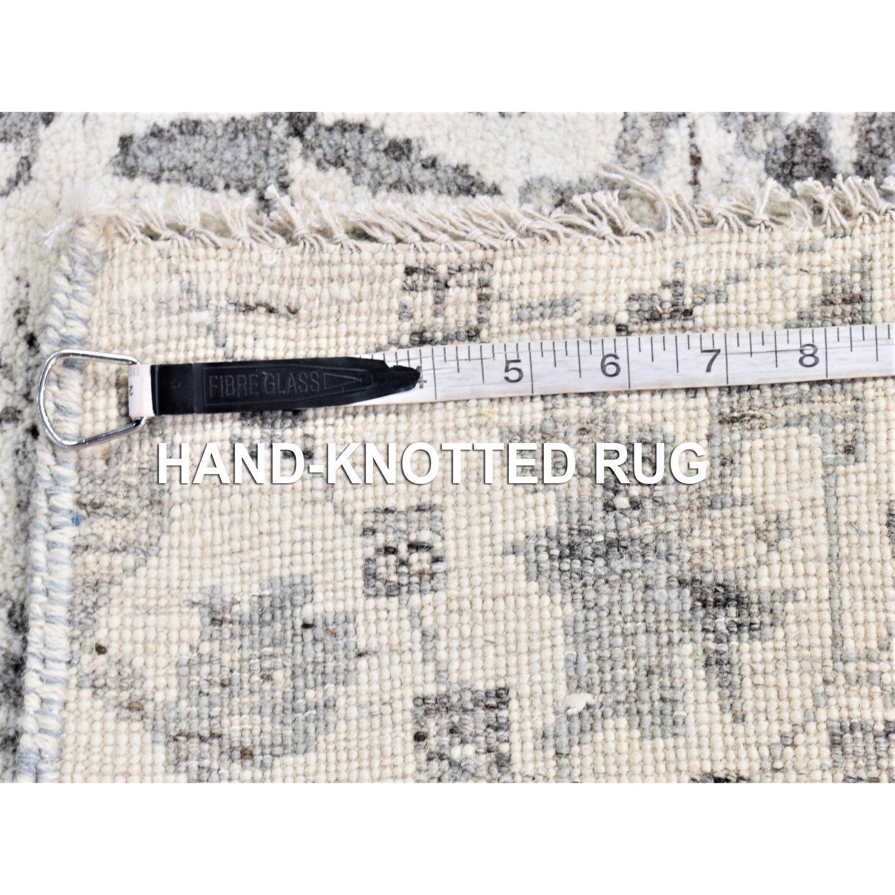 Tapis oriental ivoire Oushak en laine naturelle nouée à la main 2'7