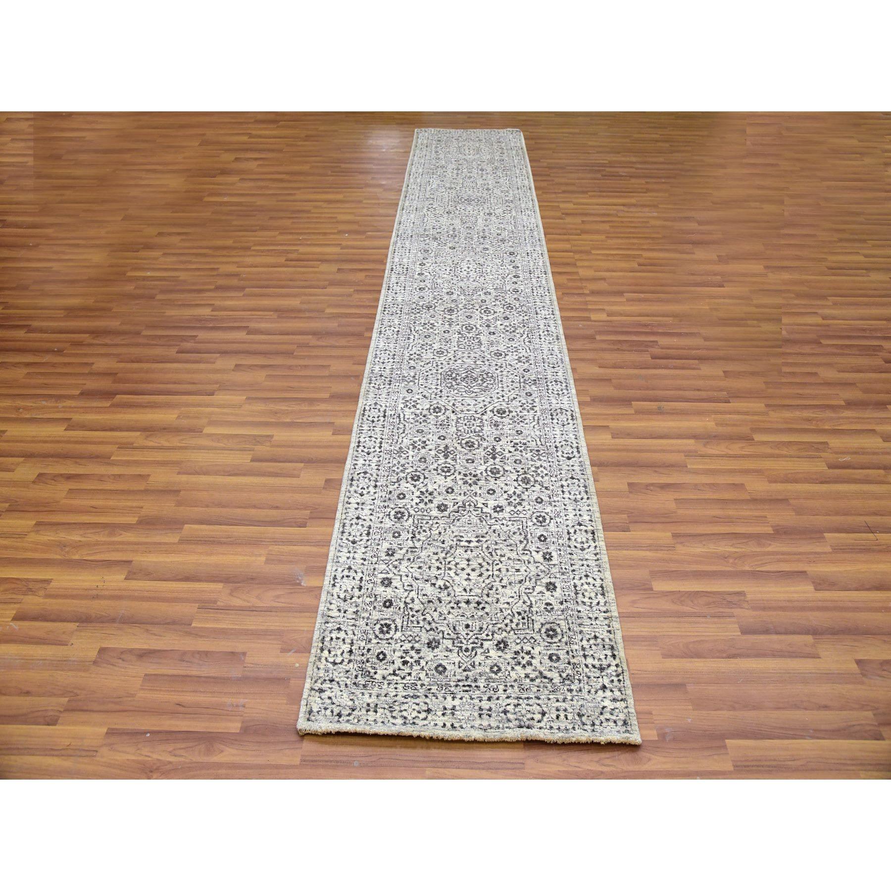Mint Creme Weiß, Mamluke Dynastie, Ton in Ton, Luxuriöse Wolle, Dichtere Webart, Handgeknüpft, Läufer Orientteppich
Primäre MATERIALIEN: Wolle
Latex: Kein Flor 
Höhe: 0,25 Zoll
Stil: Transitional
Grundfarbe: Elfenbein
Sekundärfarben: Elfenbein,