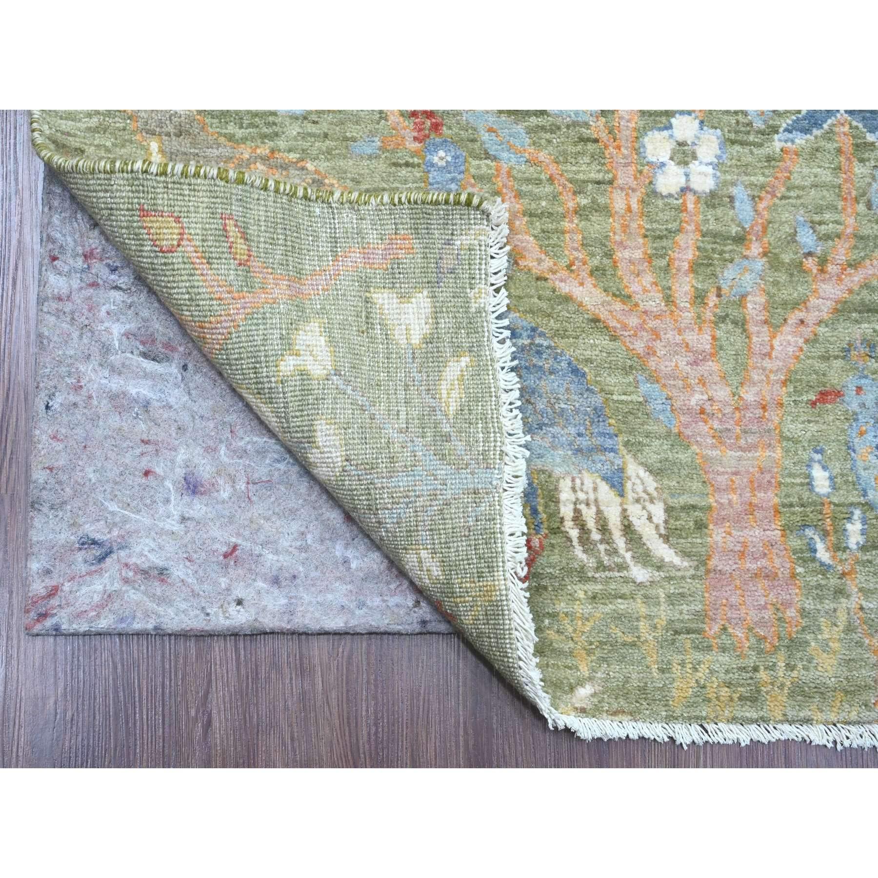 Verde sottaceto, morbida lana, Peshawar afgano con disegno di uccelli del paradiso, annodato a mano, tinture naturali, runner XL, tappeto orientale
Materiali primari: Lana
Lattice: No Pile 
altezza: 0,25 pollici
Stile: Di transizione
Colore