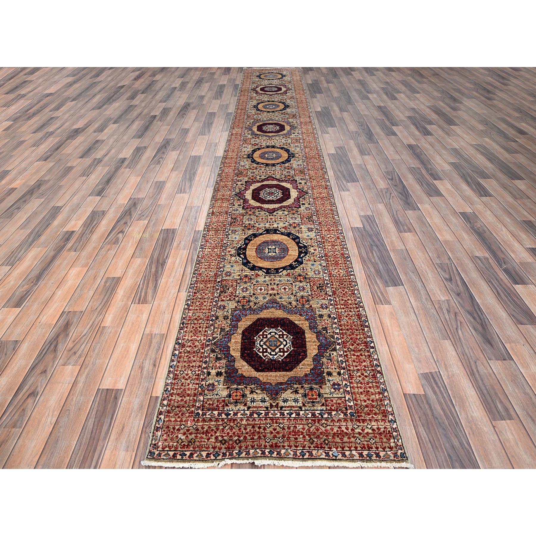 Dies ist eine wirklich echte one-of-a-kind 14. Jahrhundert Mamluken-Dynastie Muster, handgeknüpft, 200 KPSI, reine Wolle, und Orientteppich. Es wurde monatelang von erfahrenen Kunsthandwerkern in jahrhundertealten Webtechniken geknüpft.
Grundfarbe:
