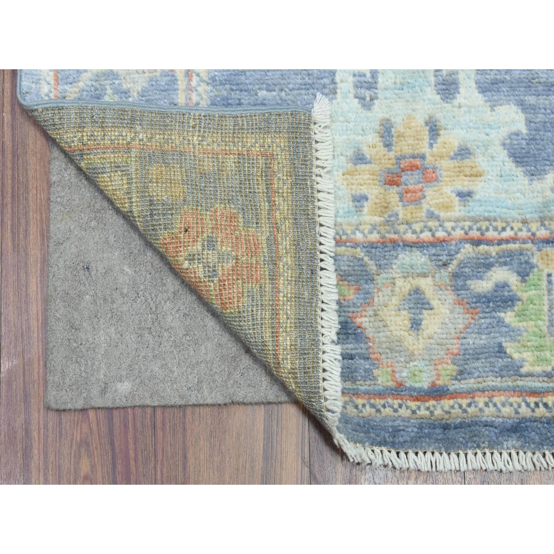 Dies ist eine wirklich echte one-of-a-kind Hellblau, weiche Wolle handgeknüpft, afghanischen Angora Oushak mit All Over bunte Blumen natürlichen Farben, XL Läufer Orientteppich. Es wurde monatelang in jahrhundertealter Webtechnik geknüpft.
Primäre