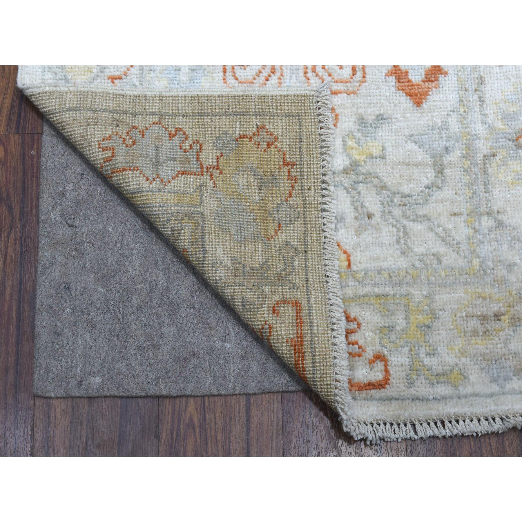 Dies ist eine wirklich echte one-of-a-kind Hand Knotted Elfenbein Angora Oushak reine Wolle Oriental XL Läufer Teppich. Es wurde monatelang von erfahrenen Kunsthandwerkern in jahrhundertealten Webtechniken geknüpft.
Primäre MATERIALIEN: Wolle
Latex: