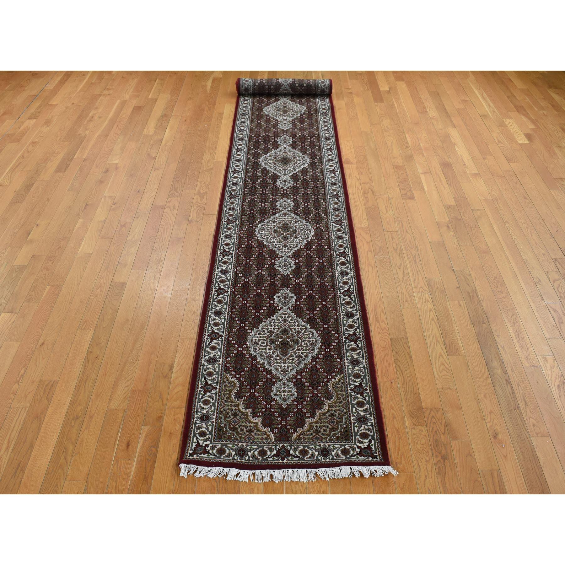 Mahagoni Rot, Tabriz Mahi mit Fisch Medaillon Design, Wolle und Seide, XL Läufer, Handgeknüpft, Orientteppich
Primäre MATERIALIEN: Wolle & Seide
Latex: Kein Flor 
Höhe: 0,25 Zoll
Stil: Traditionell
Grundfarbe: Rot
Sekundäre Farben: Braun, Grün,