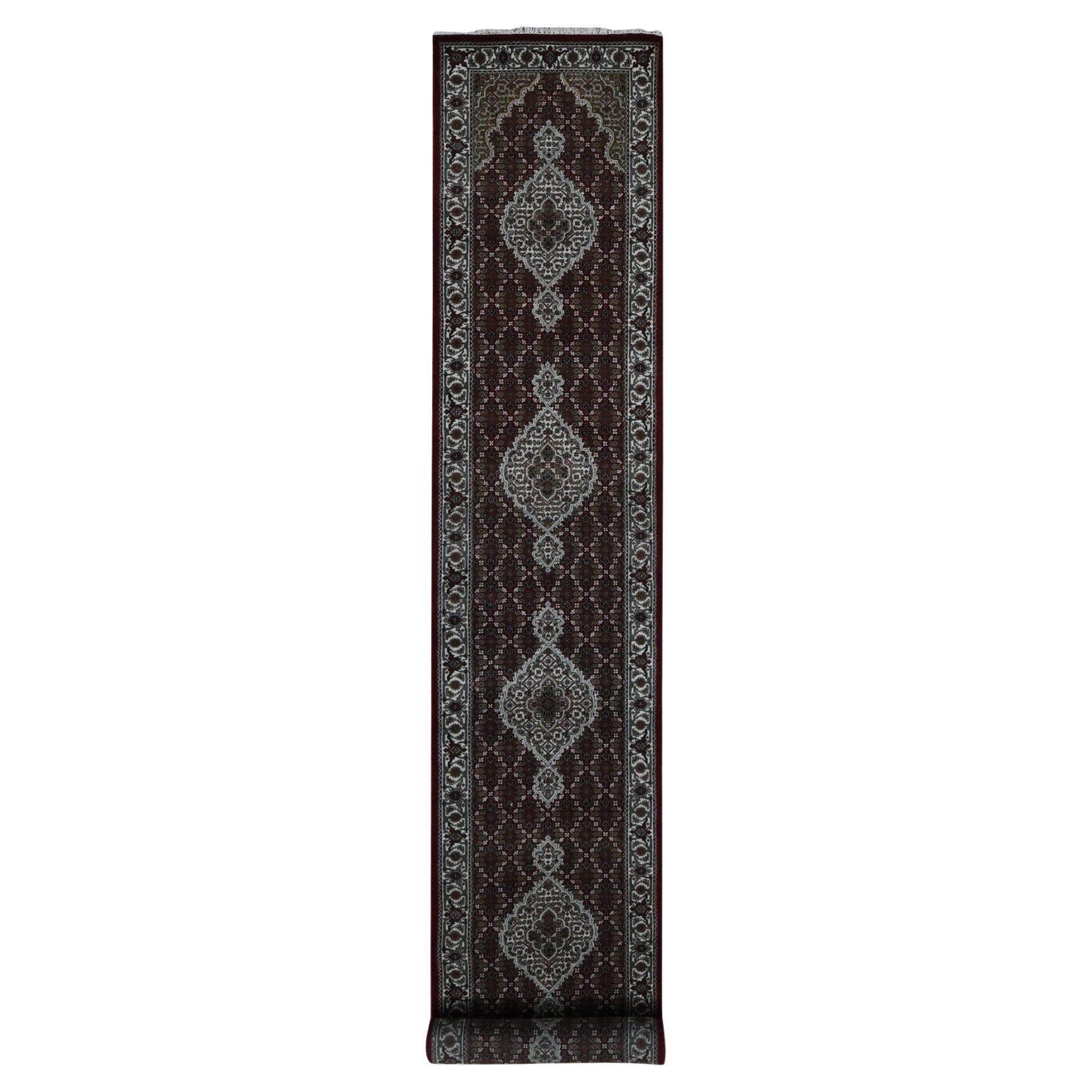 2'7"x15'8" Mahagoni-Teppich aus rotem Täbris Mahi mit Fischmedaillon-Design aus Wolle und Seide