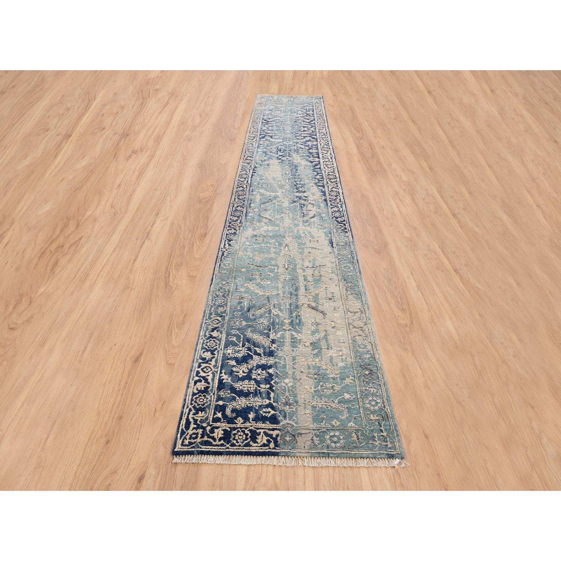 Dies ist eine wirklich echte one-of-a-kind Blue-Teal Erased Design Wolle und Seide gebrochene persische Heriz Hand geknüpft orientalischen Läufer Teppich. Es wurde monatelang von erfahrenen Kunsthandwerkern in jahrhundertealten Webtechniken