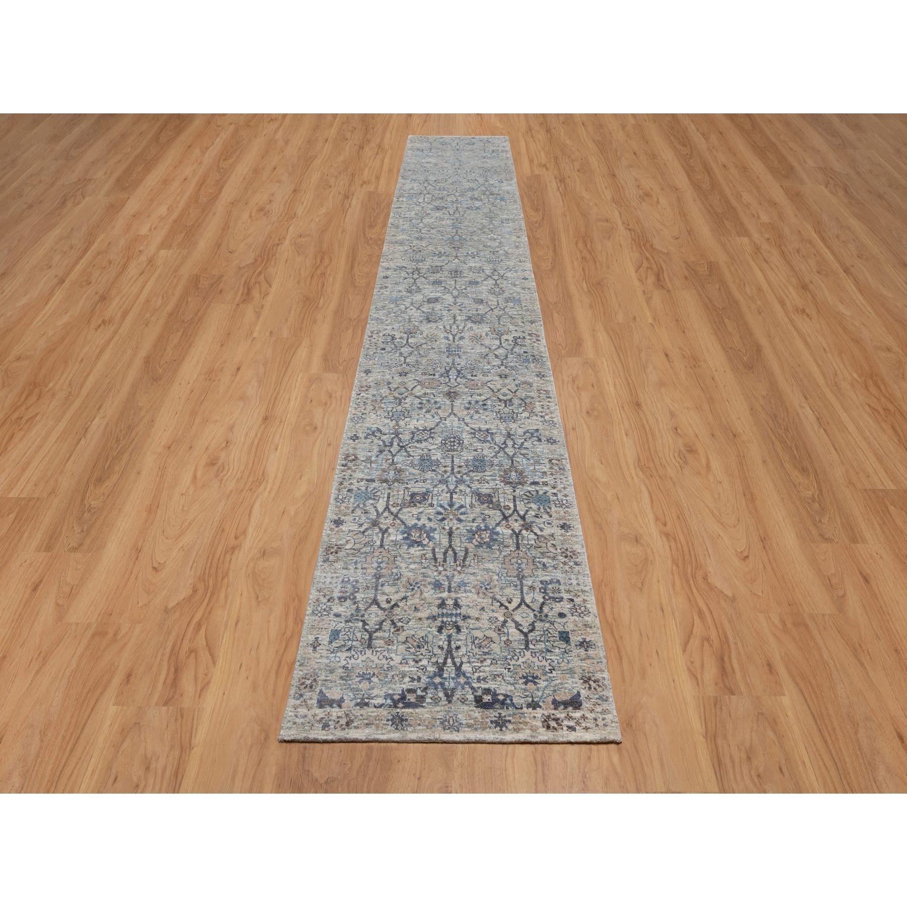 Bianco riso, Annodato a mano, Design/One, Pile morbido, Seta con lana strutturata, Runner XL, Tappeto Orientale
Materiali primari: Lana e seta
Lattice: No Pile 
altezza: 0,25 pollici
Stile: Di transizione
Colore primario: Avorio
Colori secondari: