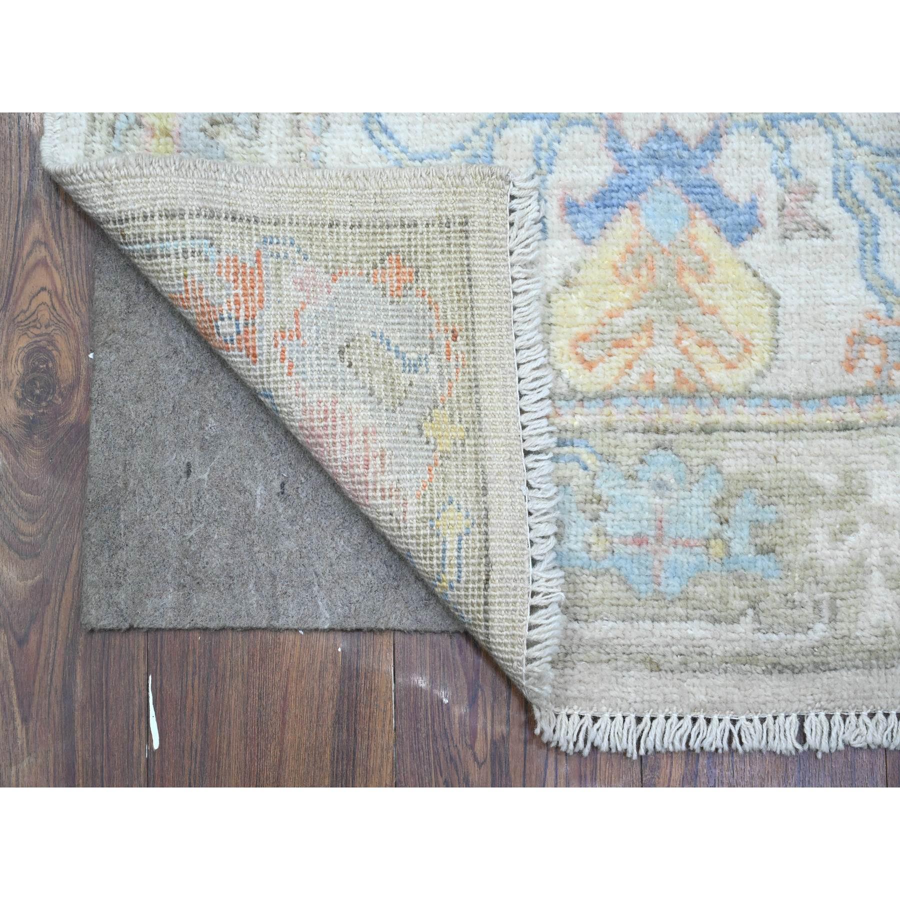 Il s'agit d'un véritable tapis d'Orient Angora Oushak, noué à la main, en pure laine. Il a été noué pendant des mois et des mois selon des techniques de tissage séculaires par des artisans experts.
Matières premières : Laine 
Latex : Pas de poils