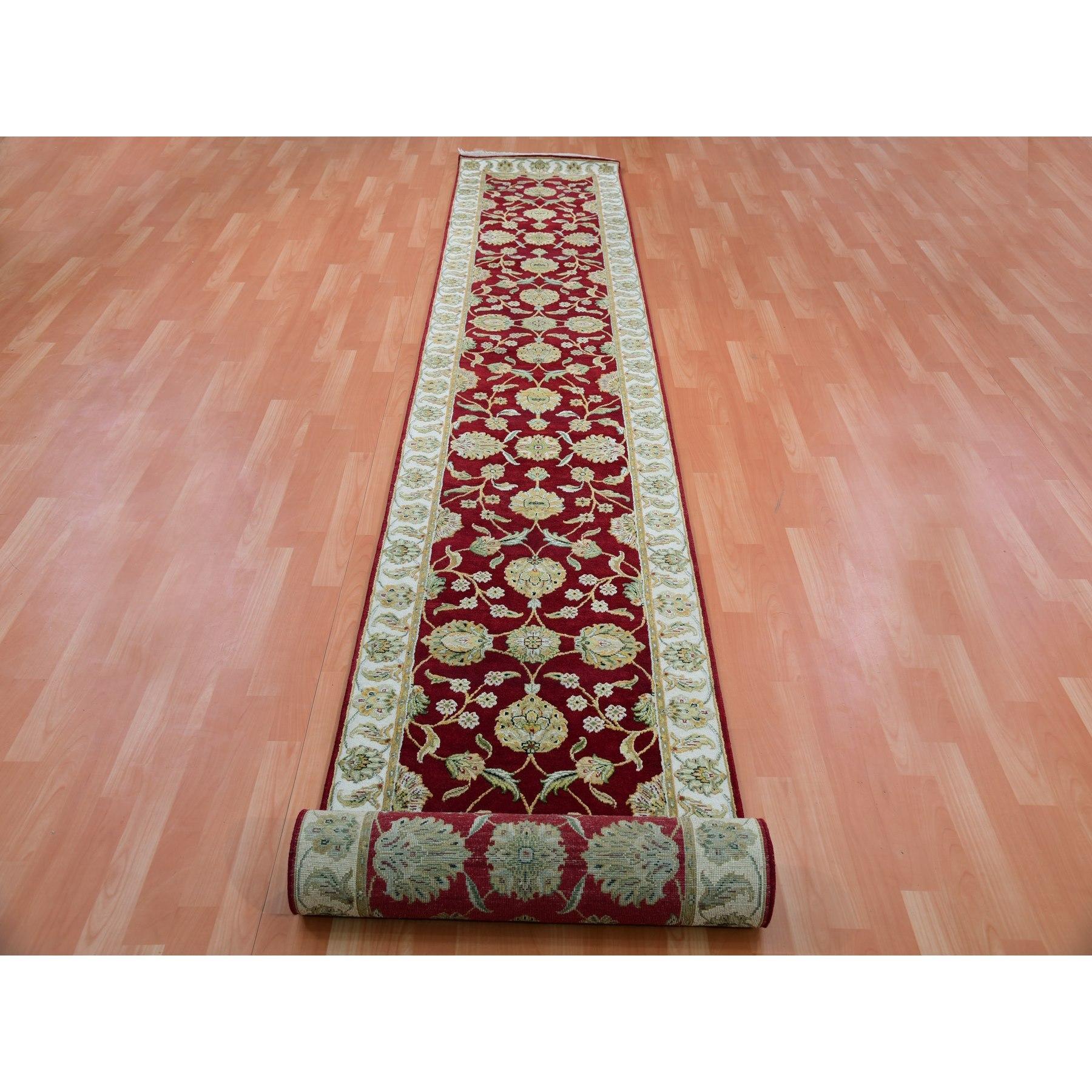 Il s'agit d'un véritable tapis d'Orient en laine et soie, noué à la main, de style Rajasthan Design/One. Il a été noué pendant des mois et des mois selon des techniques de tissage séculaires par des artisans experts.
Matériaux primaires : Laine et