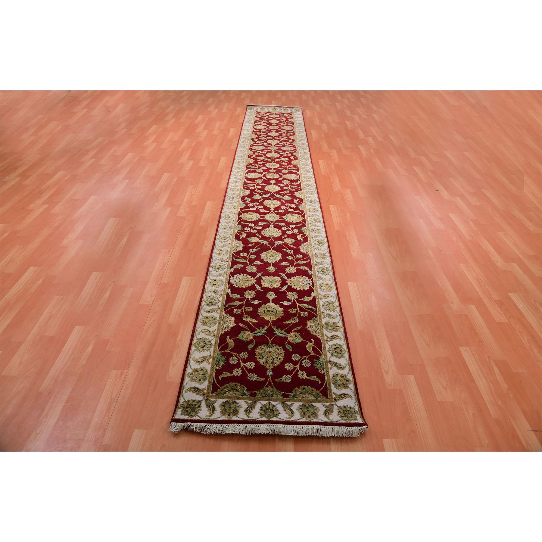 Si tratta di un autentico tappeto orientale in lana e seta annodato a mano dal design del Rajasthan. È stato annodato per mesi e mesi con tecniche di tessitura secolari da esperti artigiani.
Materiali primari: Lana
Lattice: No Pile 
\Altezza: 0,25