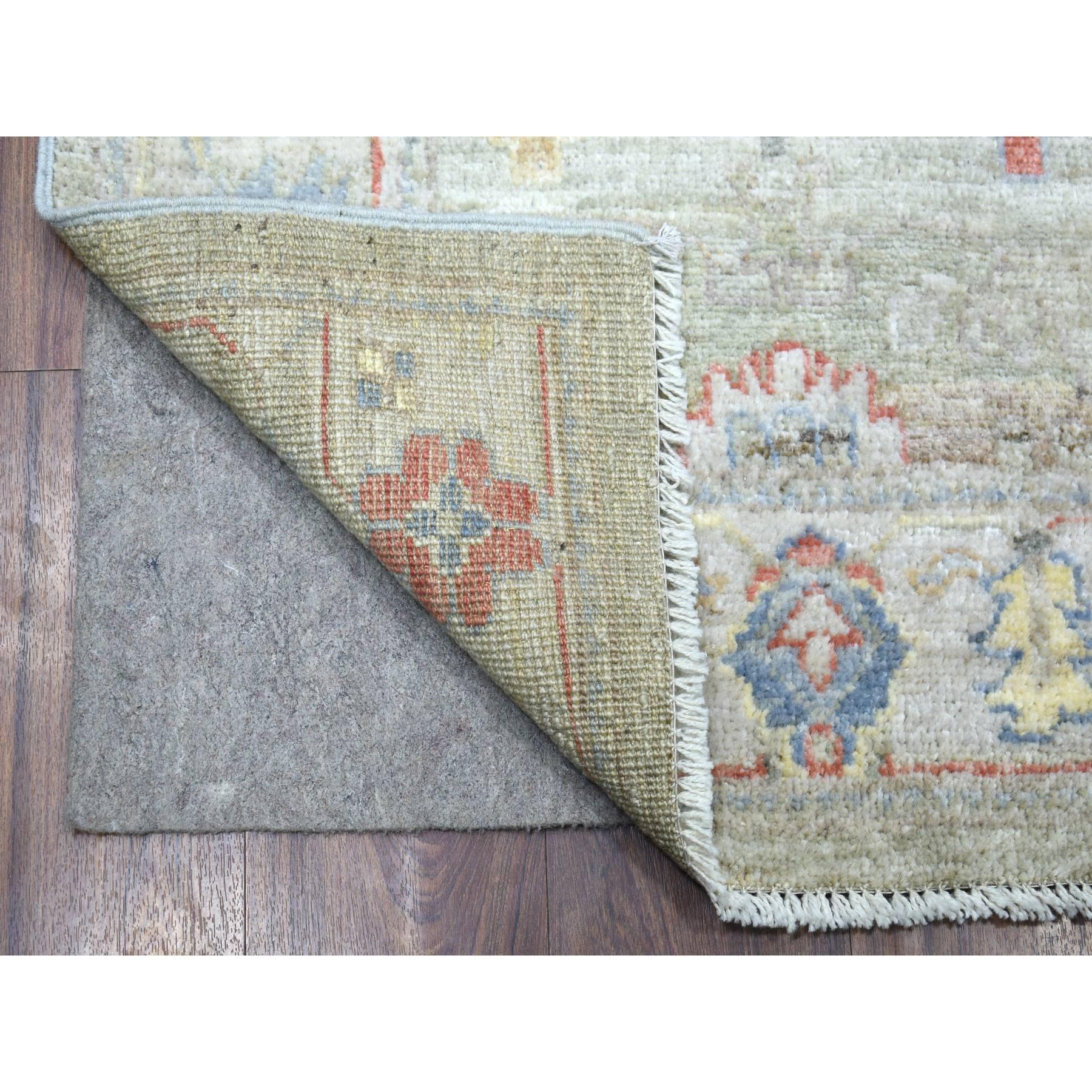 Il s'agit d'un véritable tapis noué à la main en Angora Oushak avec des motifs colorés en laine grise extra-douce. Il a été noué pendant des mois et des mois selon des techniques de tissage séculaires par des artisans experts.
Matières premières :