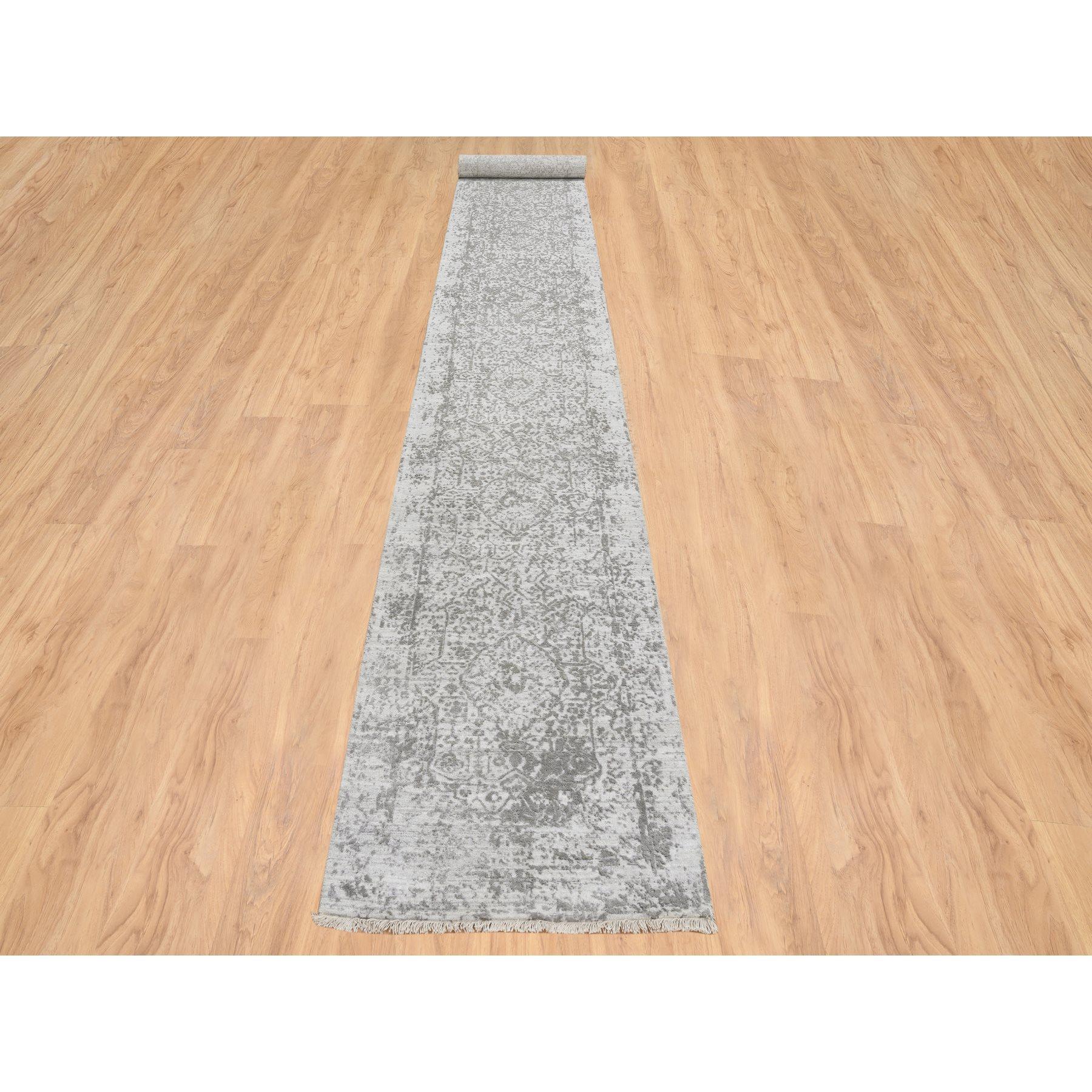 Se trata de una auténtica alfombra oriental única en su género, gris, anudada a mano en lana y seda pura, de diseño persa roto, corredor XL. Ha sido anudada durante meses y meses con técnicas artesanales de tejido centenarias por expertos