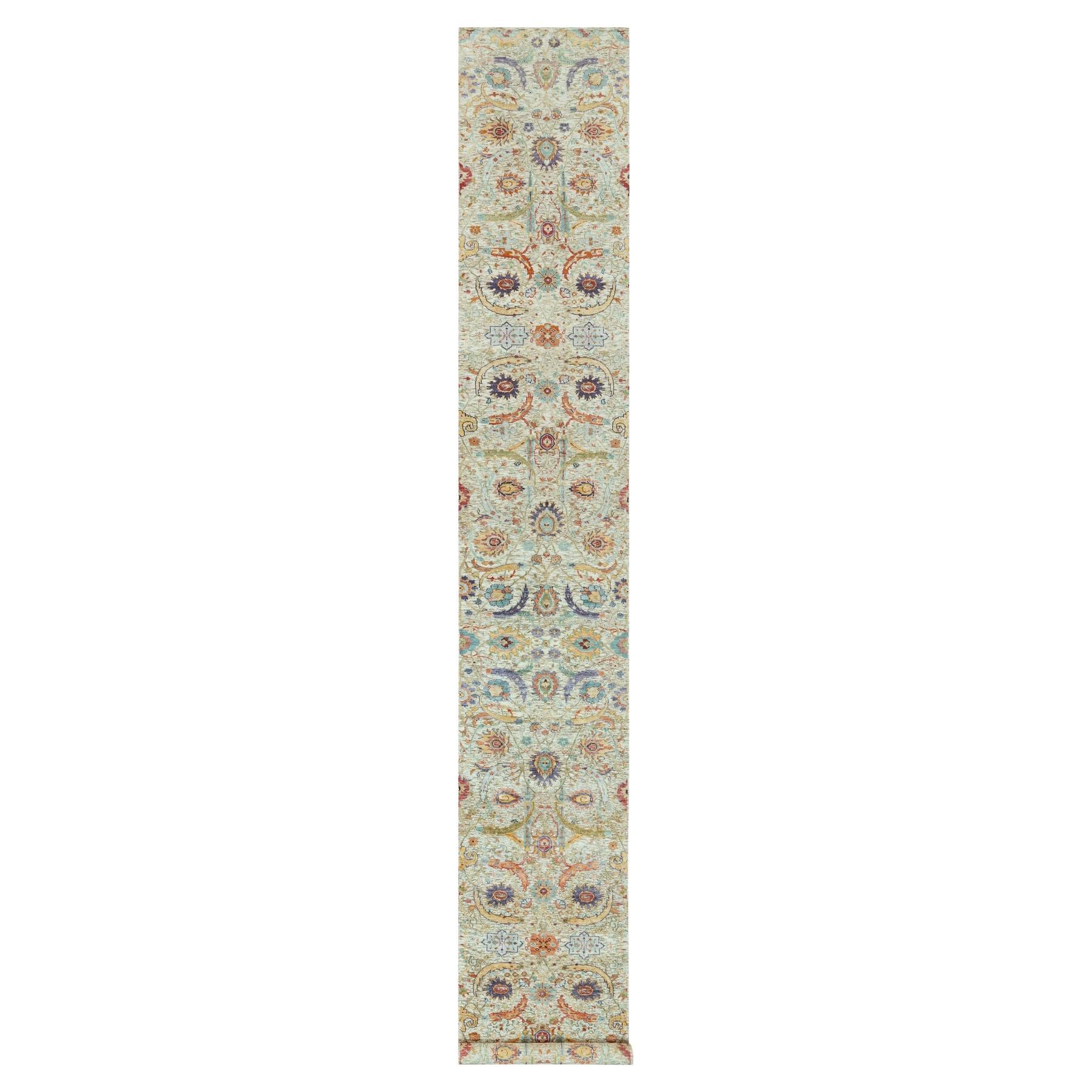 2'7 "x18' Wimborne Weißer Handgeknüpfter Teppich aus Wolle und Seide mit Sichelblatt-Design im Angebot
