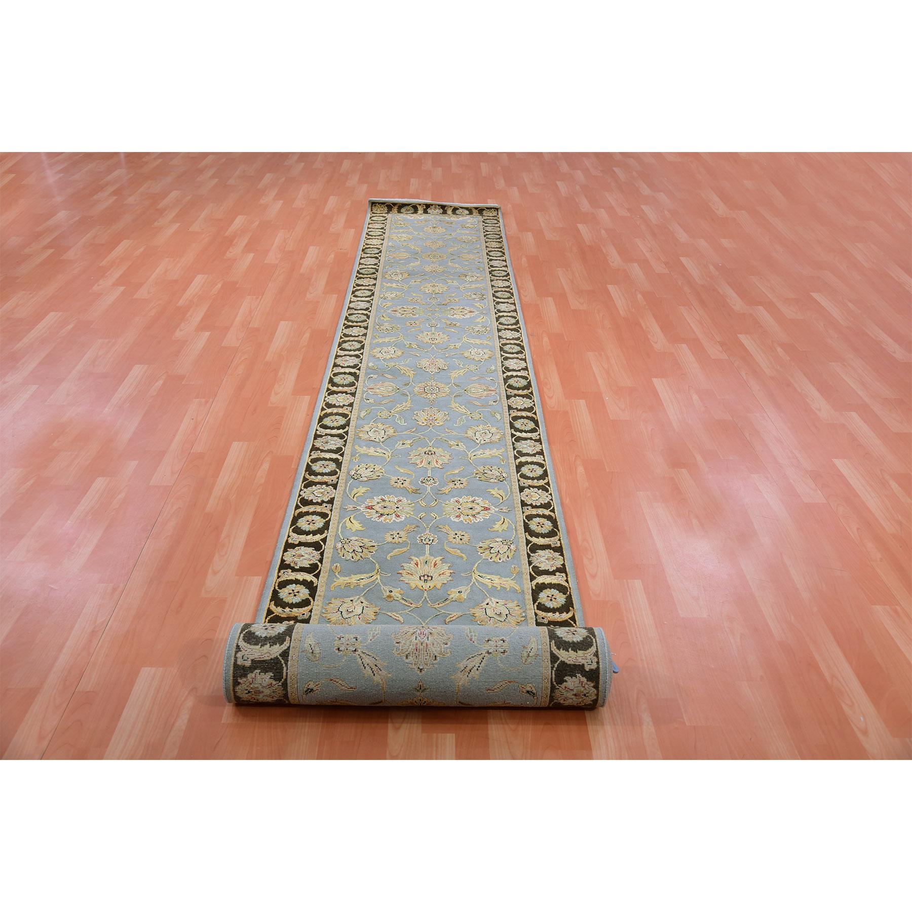 Dies ist eine wirklich echte one-of-a-kind Hand Knotted Rajasthan Design Wolle und Seide Orientteppich. Es wurde monatelang von erfahrenen Kunsthandwerkern in jahrhundertealten Webtechniken geknüpft.
Primäre MATERIALIEN: Wolle & Seide
Latex: Kein