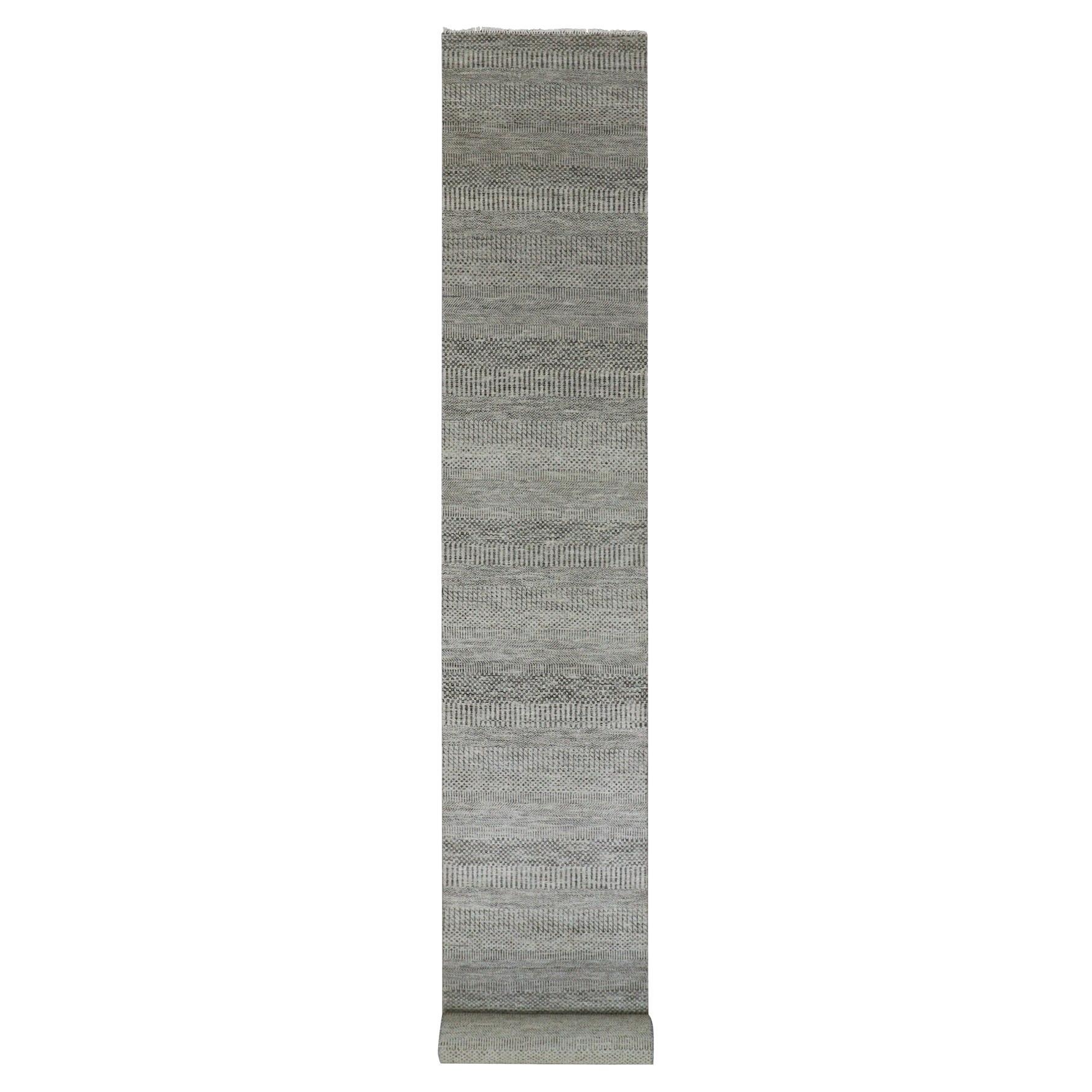 Tappeto Runner XL in Lana Morbida Annodato a Mano con Design Modern Undyed Grass 2
7 "x18
4" Grigio