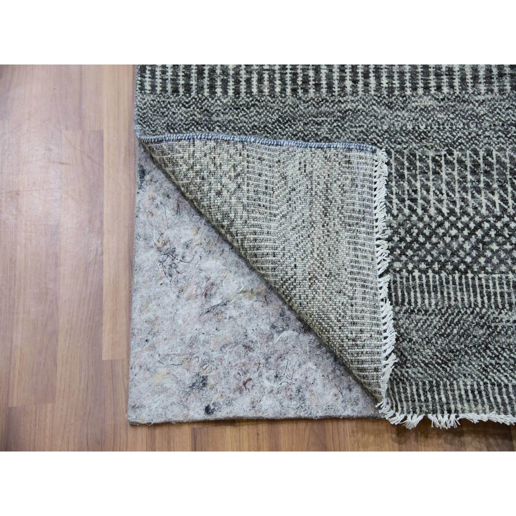 Moderno Tappeto Runner XL in lana non colorata, grigio, annodato a mano, dal design moderno dell'erba. in vendita