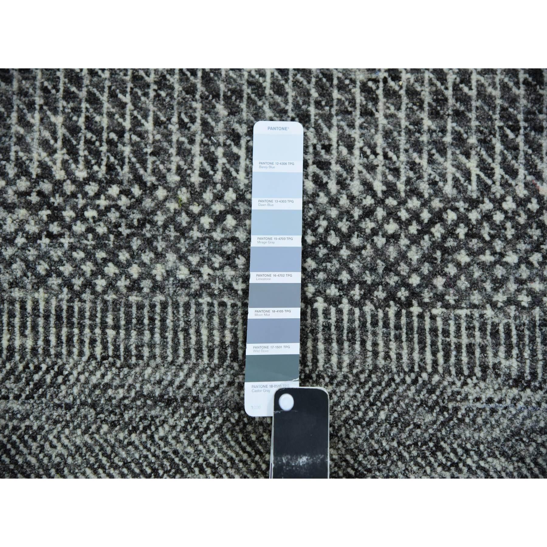 Indiano Tappeto Runner XL in lana non colorata, grigio, annodato a mano, dal design moderno dell'erba. in vendita
