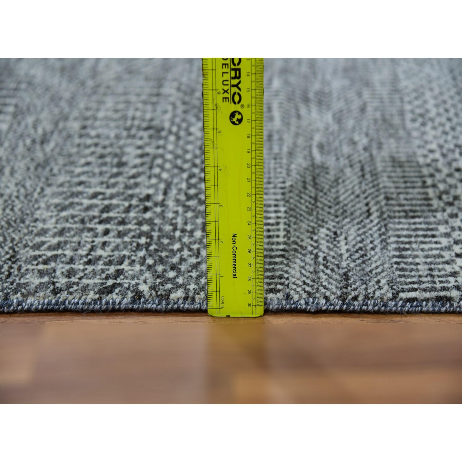 Annodato a mano Tappeto Runner XL in lana non colorata, grigio, annodato a mano, dal design moderno dell'erba. in vendita