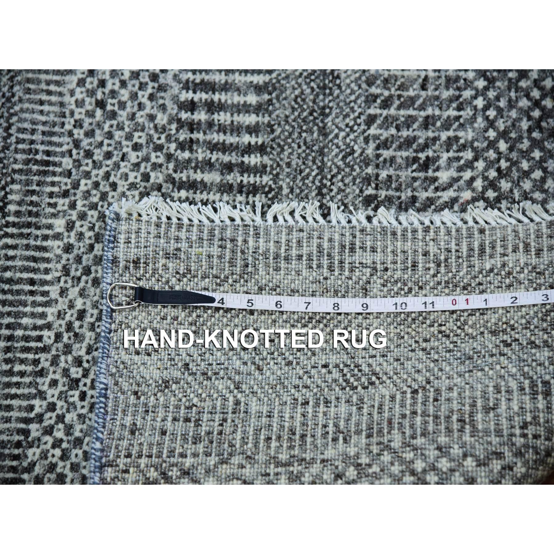 Tappeto Runner XL in lana non colorata, grigio, annodato a mano, dal design moderno dell'erba. In condizioni Nuovo in vendita a Carlstadt, NJ