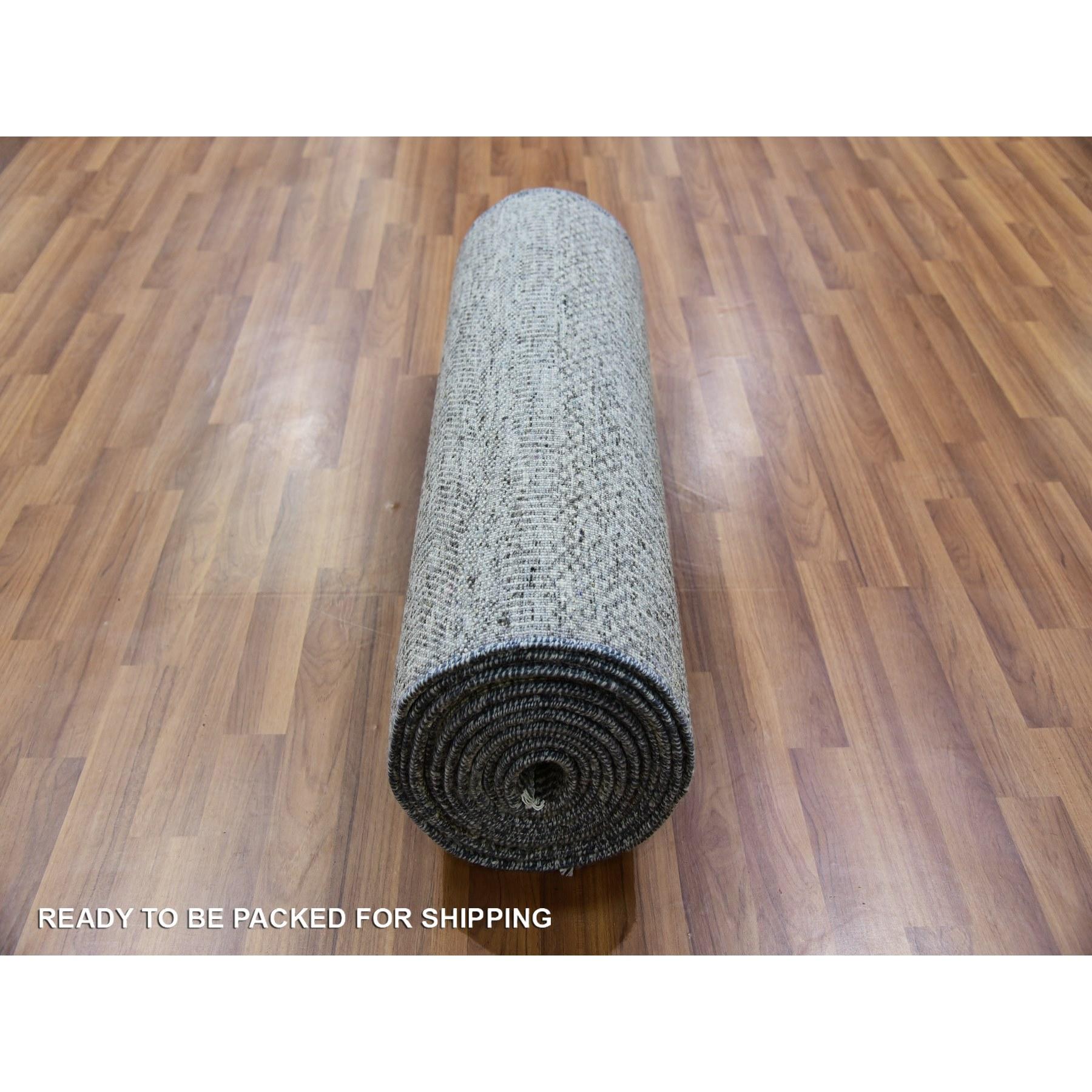 XXI secolo e contemporaneo Tappeto Runner XL in lana non colorata, grigio, annodato a mano, dal design moderno dell'erba. in vendita