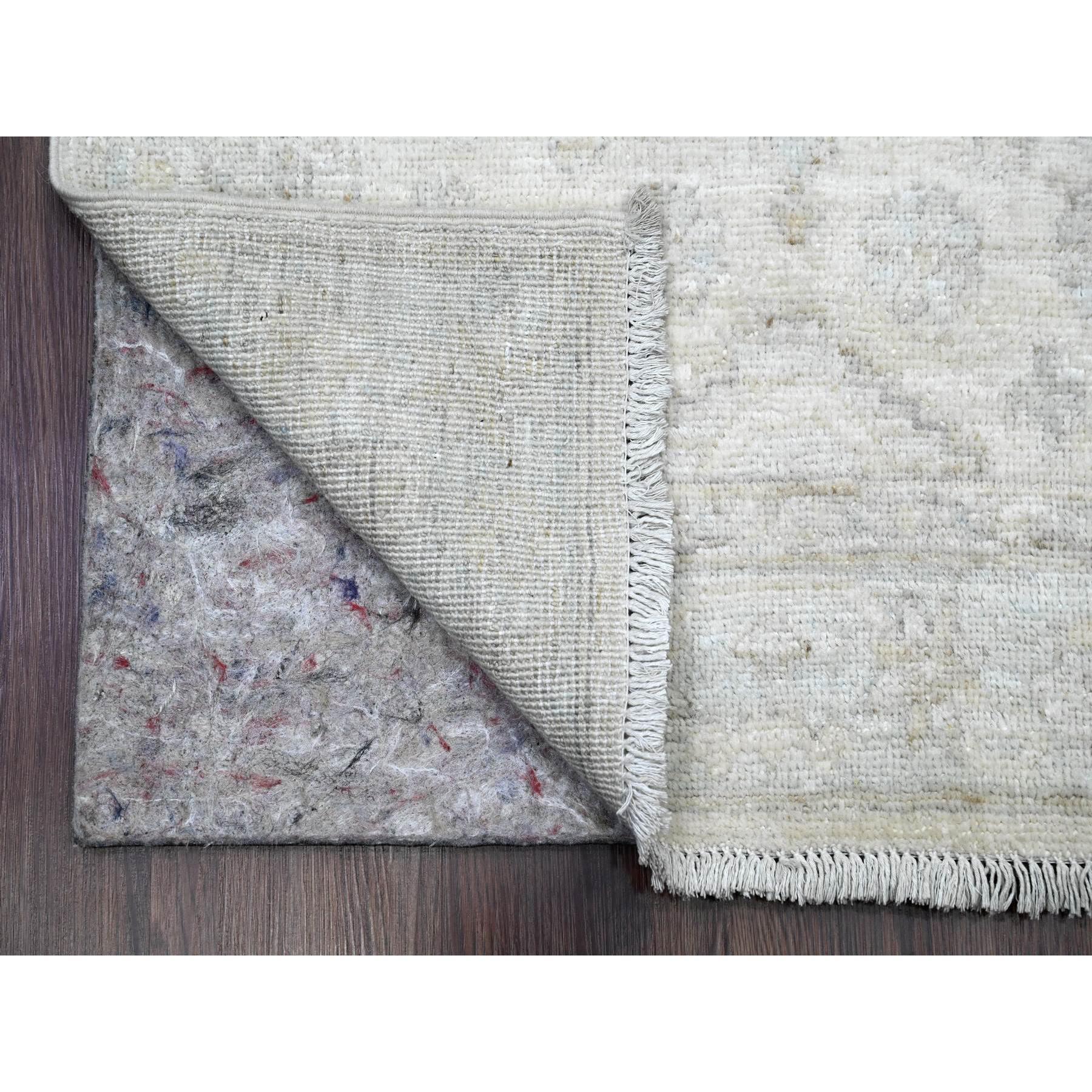 Chiffon Weiß, handgeknüpft, ausgewaschener Peshawar mit geometrischem Blattmuster, natürliche Farbstoffe, 100% Wolle, XL Läufer, Orientteppich
Primäre MATERIALIEN: Wolle 
Latex: Kein Flor 
Höhe: 0,25 Zoll
Stil: Transitional
Grundfarbe: