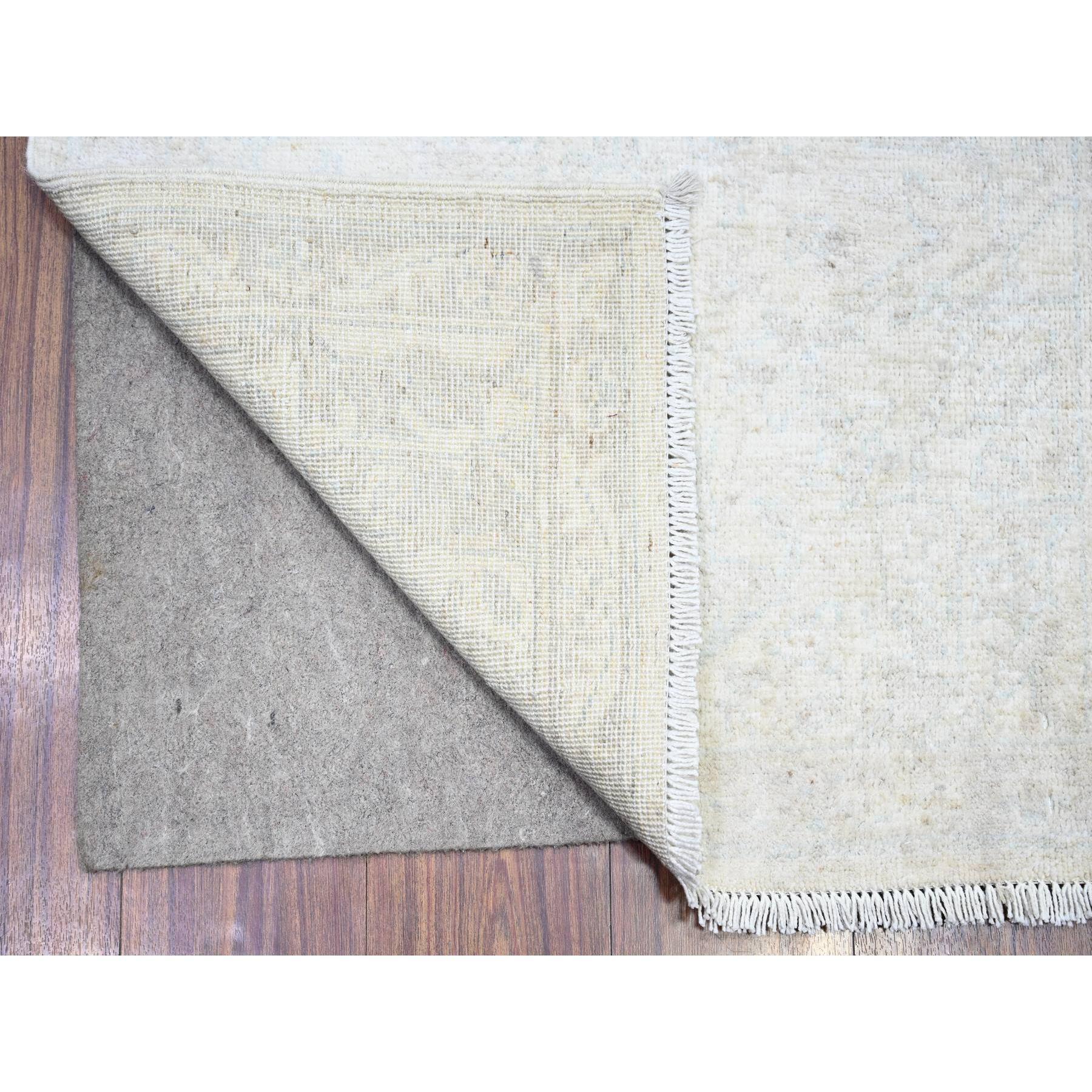 Si tratta di un autentico tappeto orientale White Wash Peshawar, annodato a mano, in pura lana, unico nel suo genere. È stato annodato per mesi e mesi con tecniche di tessitura secolari da esperti artigiani.
Materiali primari: Lana
Lattice: No Pile