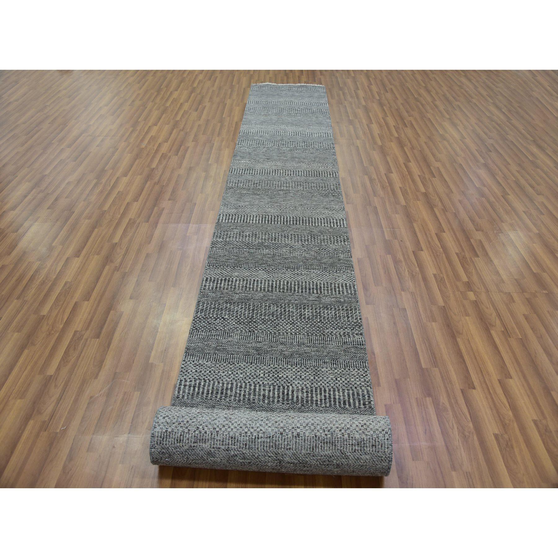 Si tratta di un autentico esemplare unico di Tappeto orientale in pura lana non colorata, tono su tono, design moderno a erba, annodato a mano. È stato annodato per mesi e mesi con tecniche di tessitura secolari da parte di artigiani.
Materiali