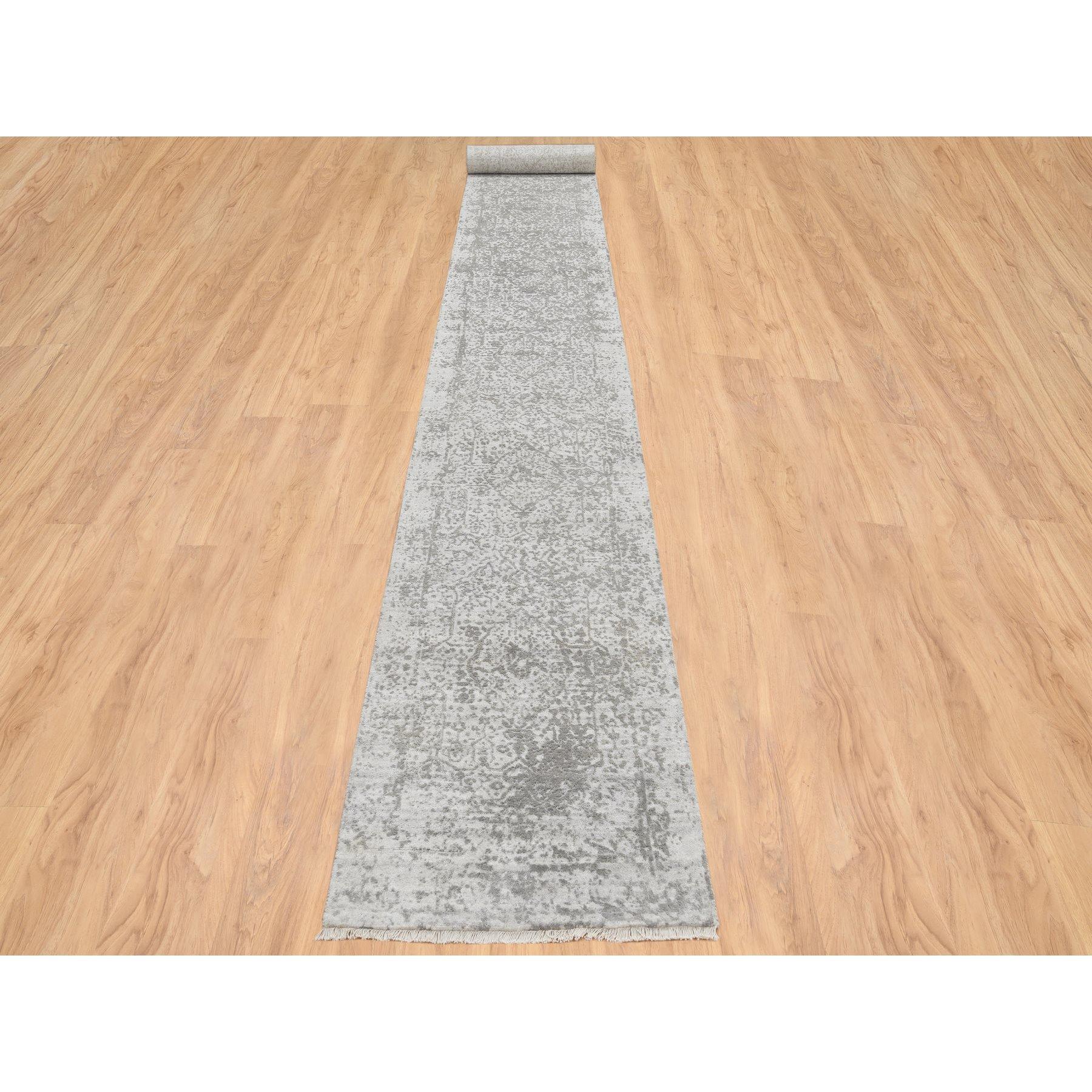 Dies ist eine wirklich echte one-of-a-kind grau, Wolle und reine Seide gebrochen Persian Design, handgeknüpft, XL Läufer Orientteppich. Es wurde monatelang von erfahrenen Kunsthandwerkern in jahrhundertealten Webtechniken geknüpft.
Primäre