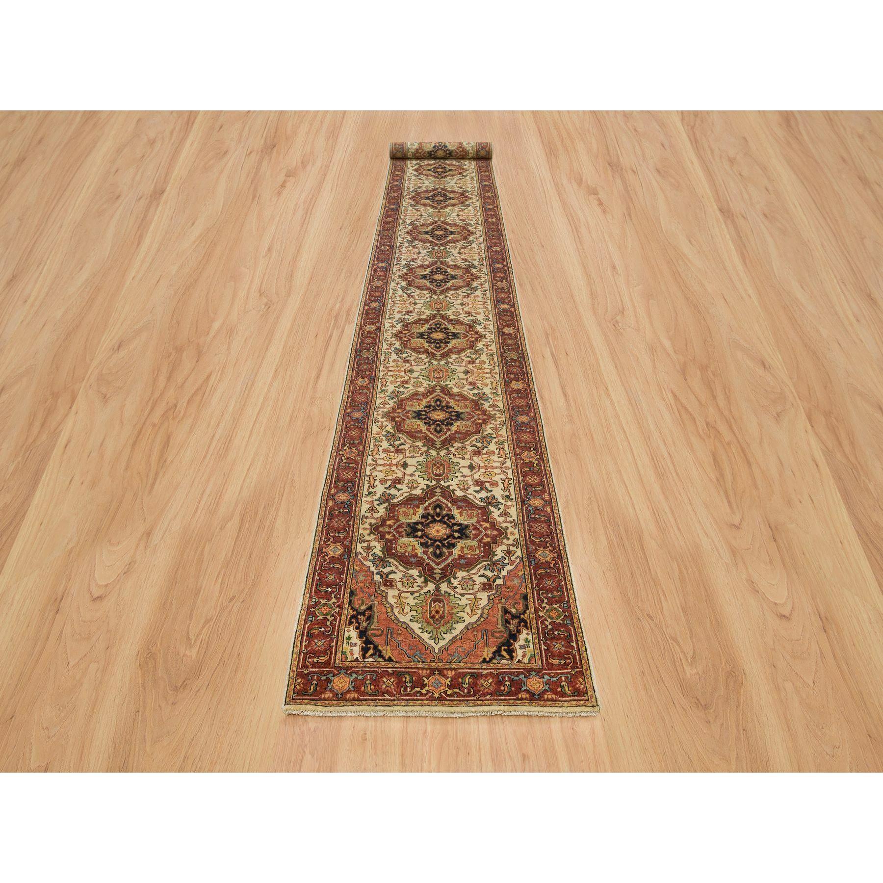 Il s'agit d'une véritable pièce unique nouée à la main.  Antiqued Fine Heriz Re-Creation, Pure Wool Oriental Rug. Il a été noué pendant des mois et des mois selon des techniques de tissage séculaires par des artisans experts.
Matières premières :
