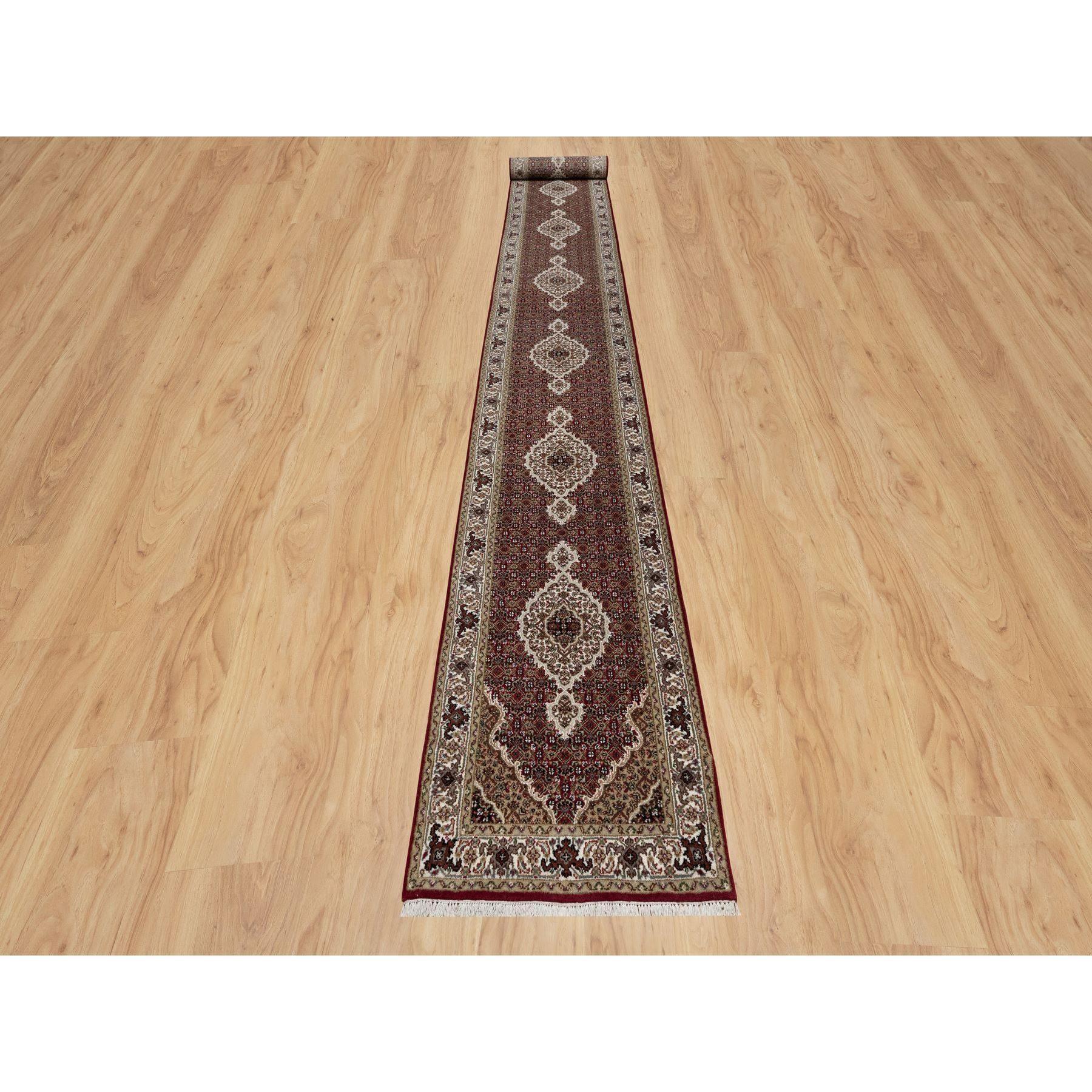 Rouge écarlate, Tabriz Mahi avec motif de médaillon de poisson, pure laine, noué à la main, densément tissé, couloir XL, tapis d'Orient
Matières premières : Laine
Latex : Pas de poils 
hauteur : 0,25 pouces
Style : Traditionnel
Couleur primaire :