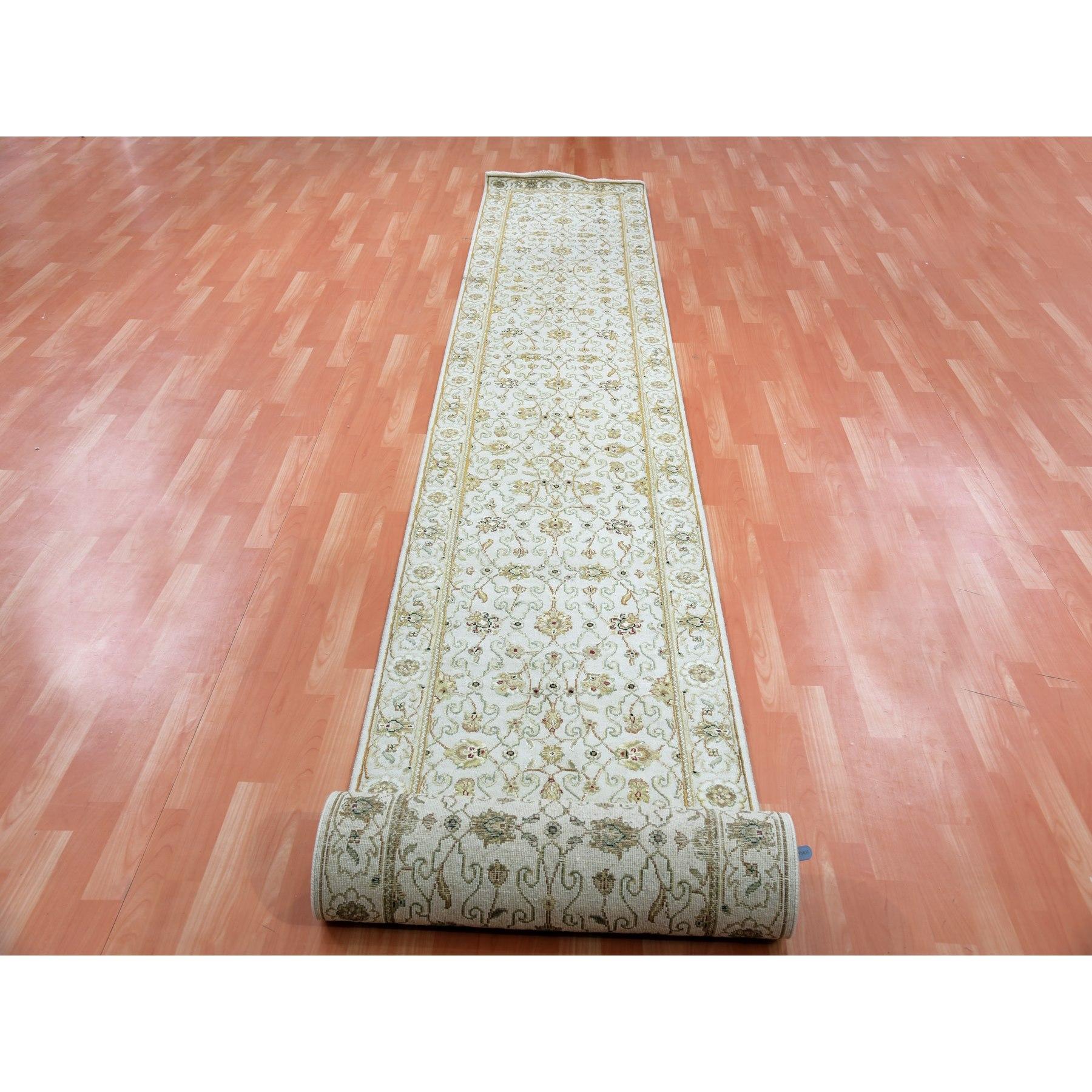 Il s'agit d'un véritable tapis d'Orient en laine et soie, noué à la main, de style Rajasthan Design/One. Il a été noué pendant des mois et des mois selon des techniques de tissage séculaires par des artisans experts.
Matériaux primaires : Laine et