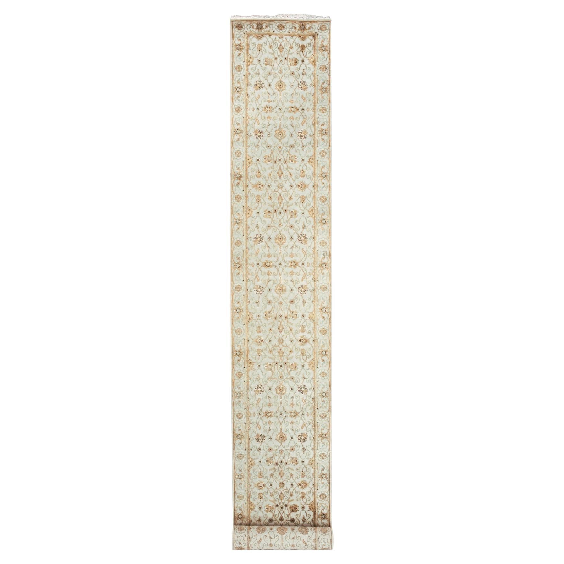2'7 "x20'7" Egret White Silk and Wool Hand Knotted Rajasthan Design XL Runner Rug (tapis de course) en vente