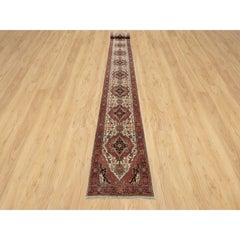 2'7"x21'10" ivoire, tapis de couloir en laine fine Heriz, noué à la main et vieilli, récréé
