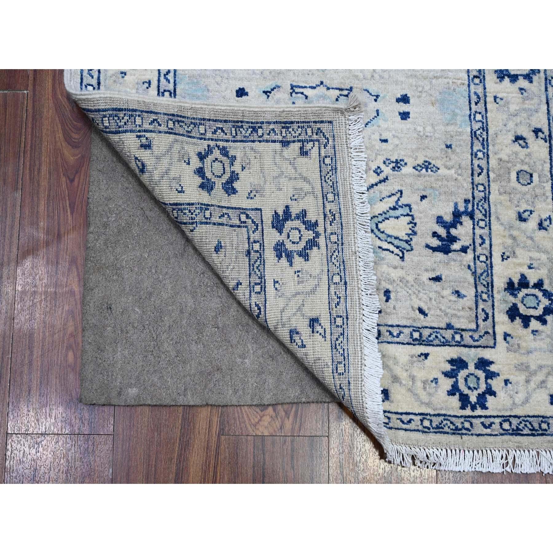 Il s'agit d'un véritable tapis oriental Finer Peshawar, noué à la main, en pure laine. Il a été noué pendant des mois et des mois selon des techniques de tissage séculaires par des artisans experts.
Matières premières : Laine
Latex : Pas de poils