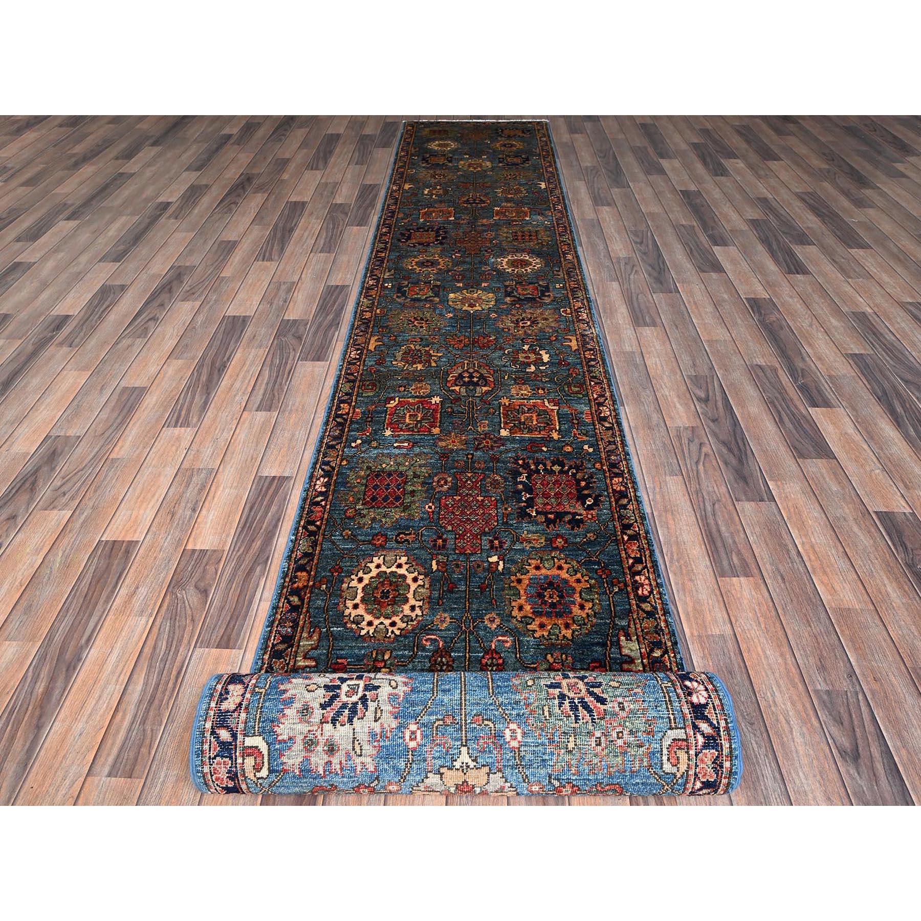 Stone Blue, Northwest Persian All Over Design, Aryana Grade, Vegetable Dyes, Soft Pile, High Mountain Wool, Hand Knotted, Densely Woven, XL Runner, Tapis d'Orient
Matières premières : Laine
Latex : Pas de poils 
hauteur : 0,25 pouces
Style :