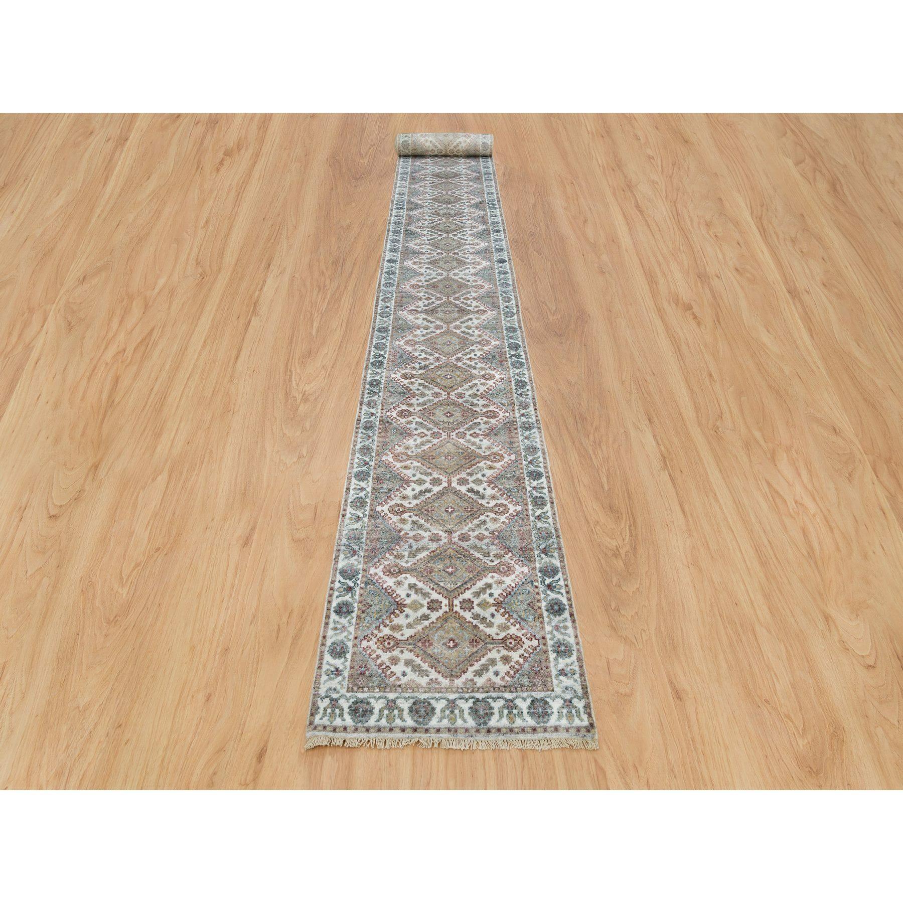 Dies ist eine wirklich echte one-of-a-kind Hand geknüpft Shiraz Reimagined einzigartige Blume Rosetten Border Design, Oriental Rug. Es wurde monatelang von erfahrenen Kunsthandwerkern in jahrhundertealten Webtechniken geknüpft. Primäre MATERIALIEN: