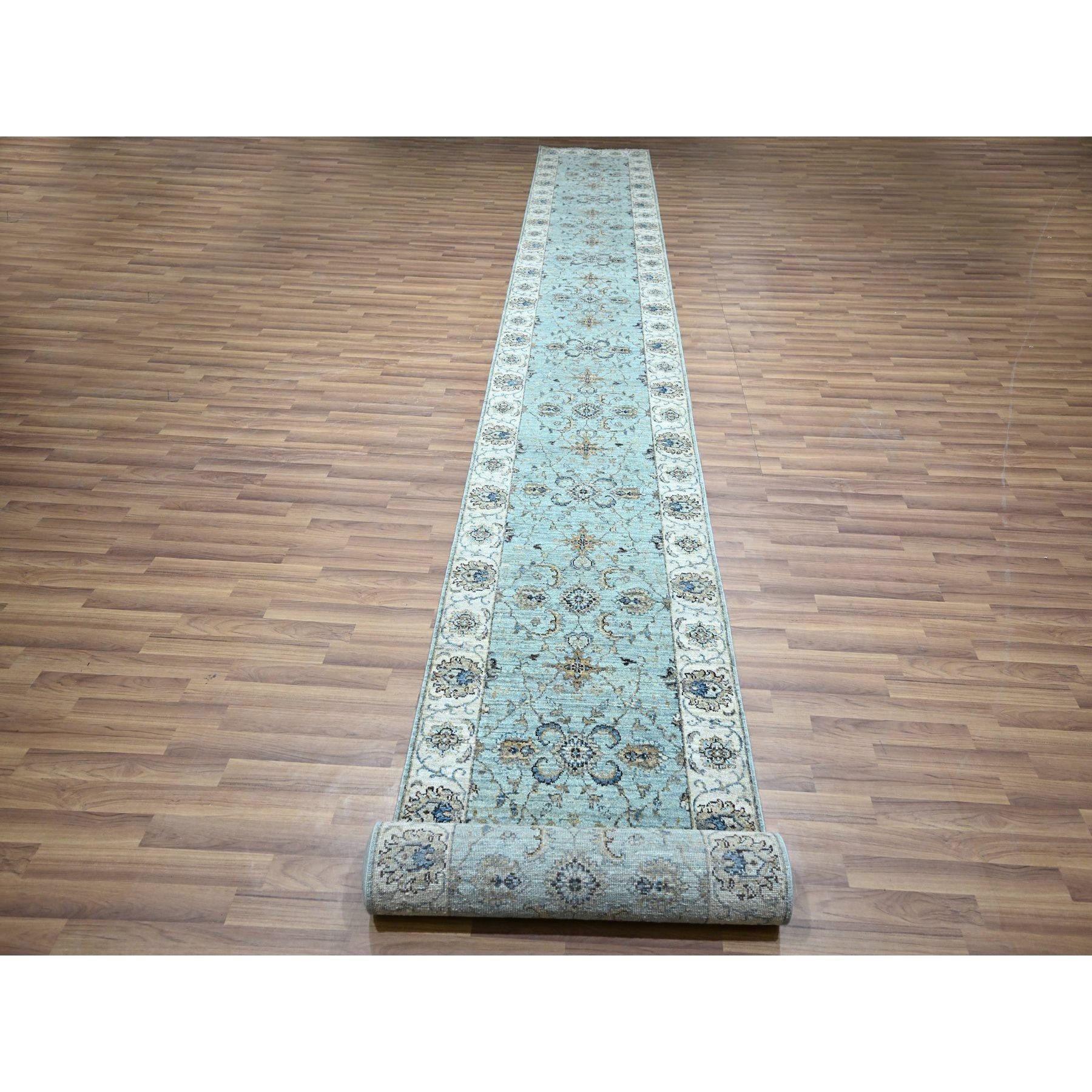 Bleu ciel, teintures naturelles, noué à la main, Agra, Shah Abbas Flower Vines Design, Pure Wool, Denser Weave, XL Runner, Tapis d'Orient
Matières premières : Laine
Latex : Pas de poils 
hauteur : 0,25 pouces
Style : Transitionnel
Couleur primaire :