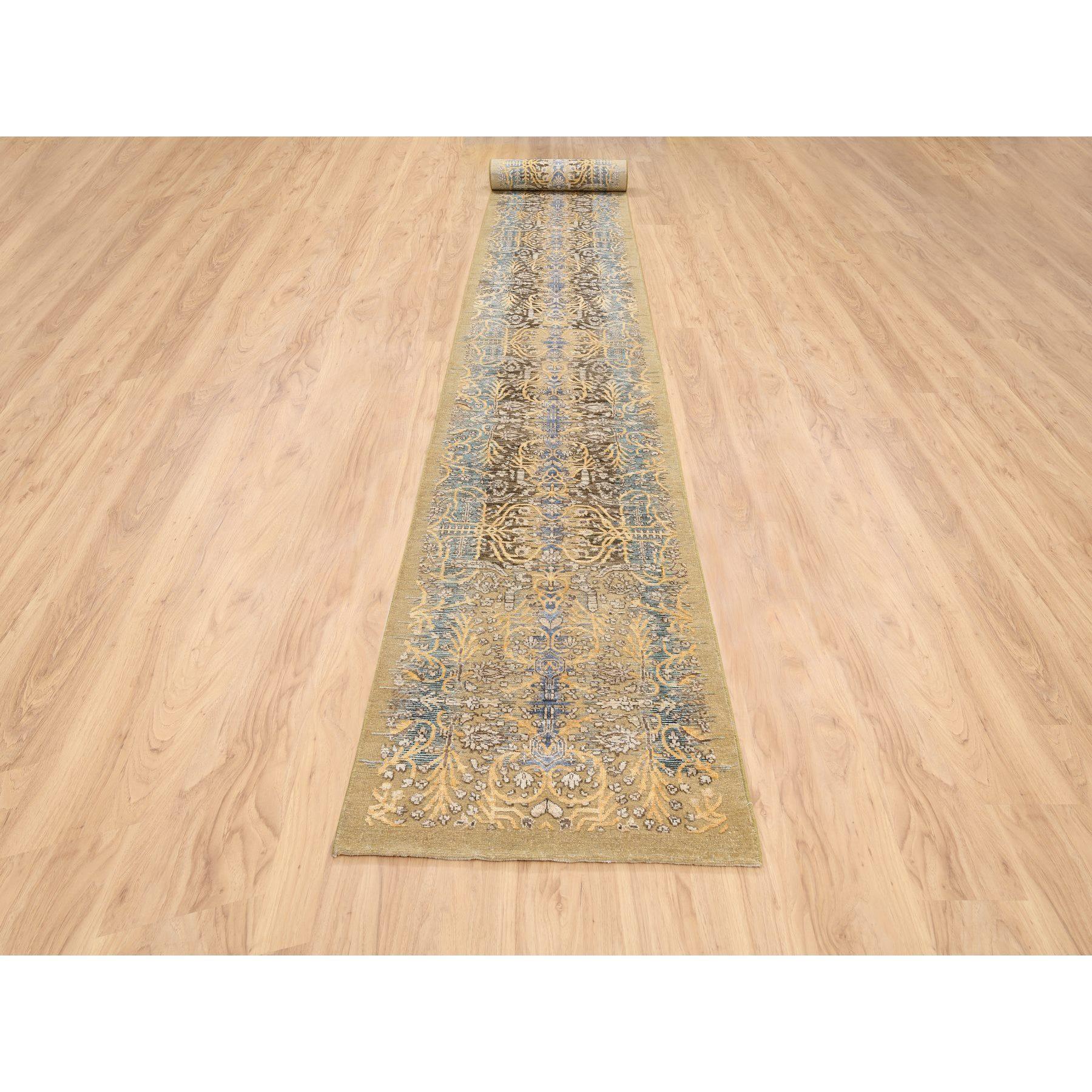 Si tratta di un autentico esemplare unico di Gold Brown, annodato a mano, Sarouk di transizione, seta con lana strutturata, orientale, XL Runner Rugs. È stato annodato per mesi e mesi con tecniche di tessitura secolari da esperti