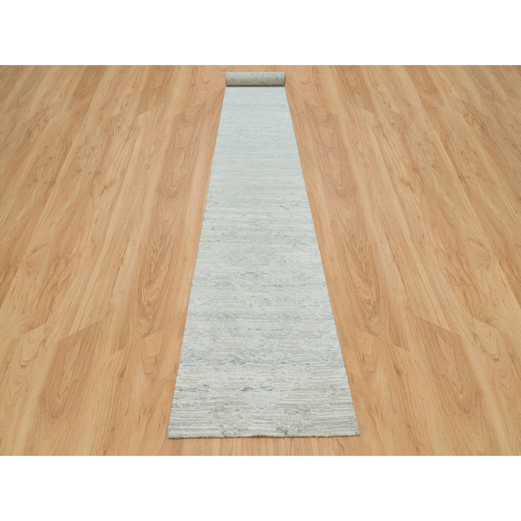 Platingrau, Modernes Design, Handgesponnene ungefärbte Naturwolle, Handgeknüpft, XL Läufer Orientteppich
Primäre MATERIALIEN: Wolle
Latex: Kein Flor 
Höhe: 0,25 Zoll
Stil: Transitional
Grundfarbe: Grau
Sekundärfarben: Elfenbein, Creme
Muster: