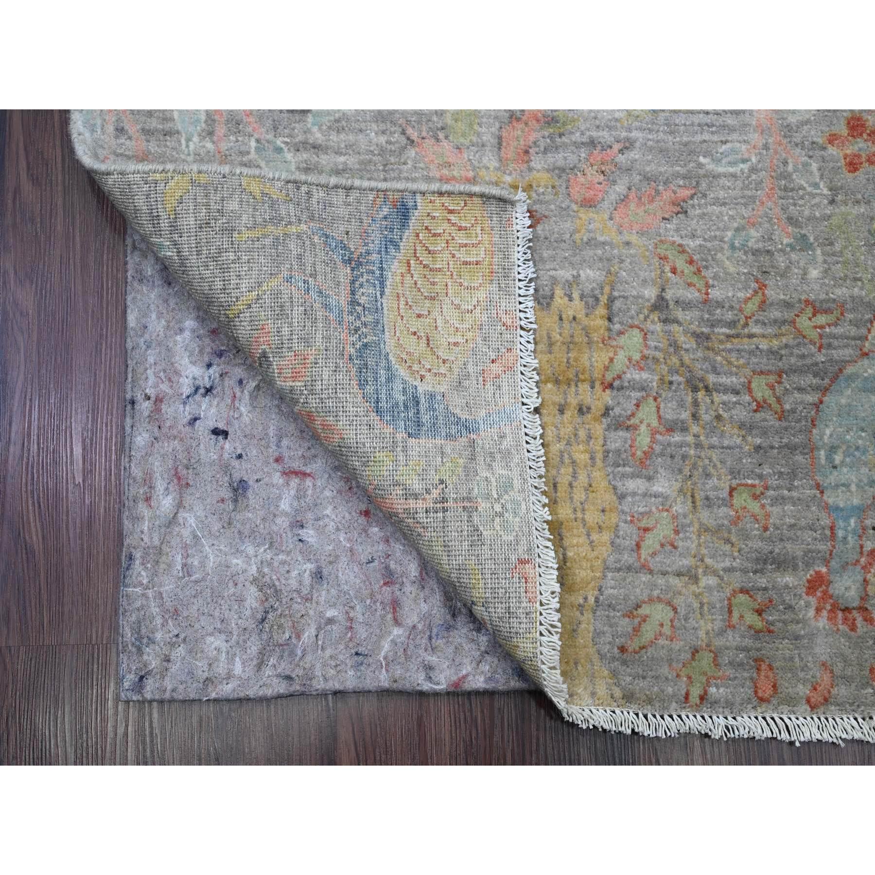 Spanish Gray, Afghan Peshawar mit Paradiesvogel-Design, handgeknüpft, weiche Wolle, Pflanzenfarben, XL Läufer, Orientteppich
Primäre MATERIALIEN: Wolle
Latex: Kein Flor 
Höhe: 0,25 Zoll
Stil: Transitional
Grundfarbe: Grau
Sekundäre Farben: Rot,
