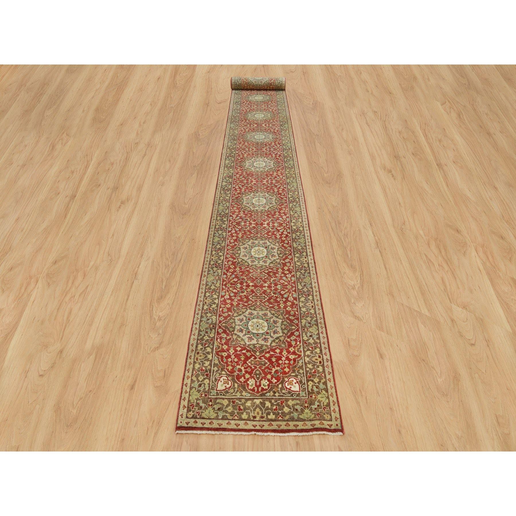 Il s'agit d'un véritable tapis d'Orient en laine, noué à la main, au motif antique de Haji Jalili. Il a été noué pendant des mois et des mois selon des techniques de tissage séculaires par des artisans experts.
Matières premières : Laine
Latex : Pas