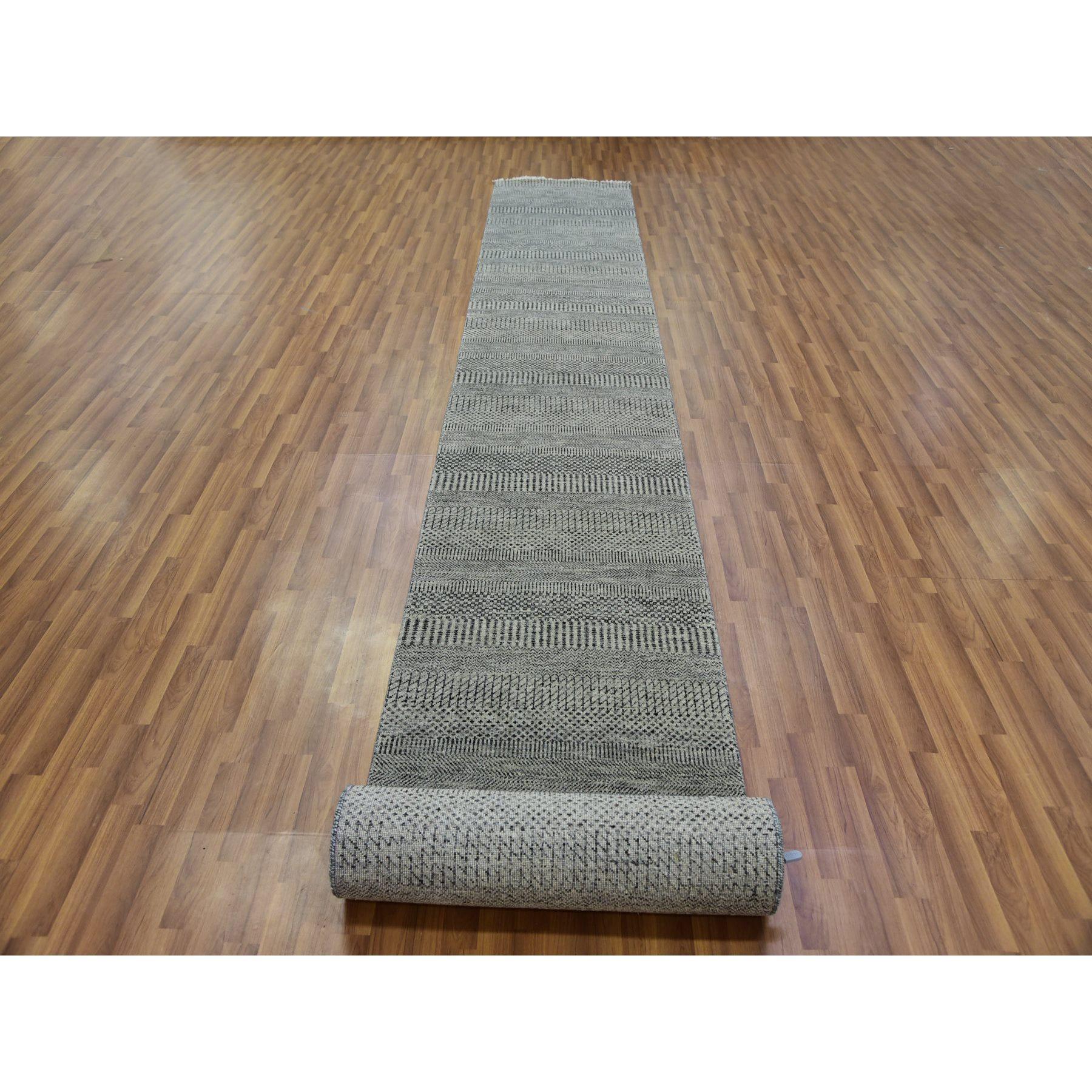 Dies ist eine wirklich echte one-of-a-kind Undyed 100% Wolle, Ton in Ton, Modern Grass Design, handgeknüpft, Orientteppich. Es wurde monatelang in jahrhundertealten Webtechniken von Kunsthandwerkern geknüpft.
Primäre MATERIALIEN: Wolle
Latex: Kein